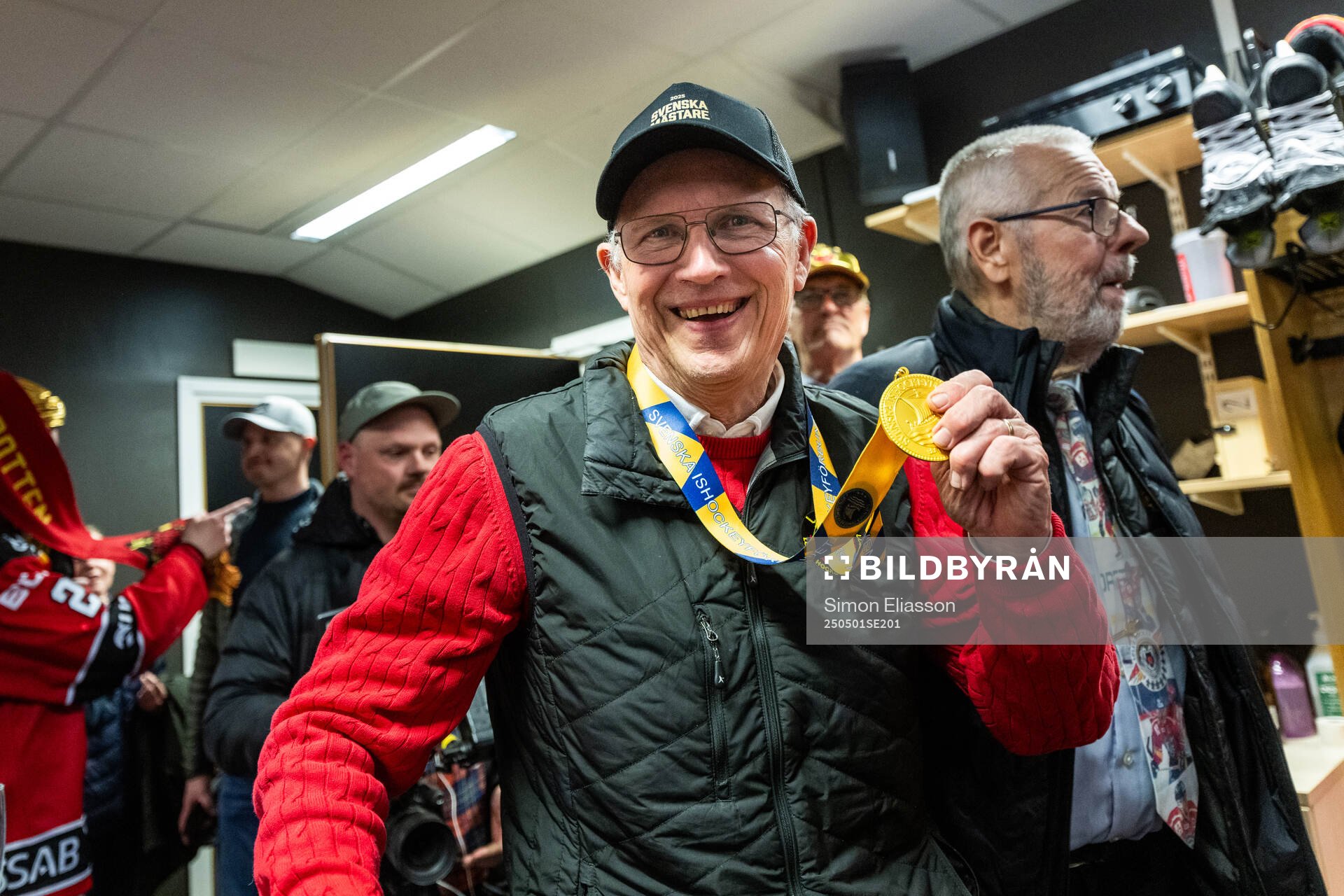 Luleås VD Stefan Enbom jublar med medalj