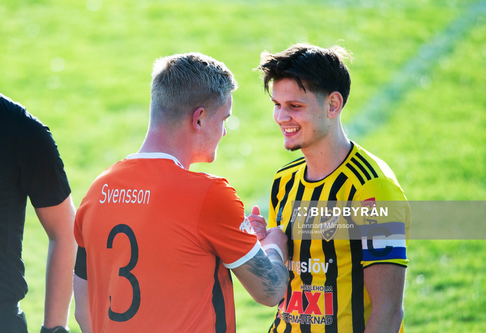 Kristianstads Linus Svensson och IFK Hässleholms Viktor Ahlgren i matchen i division 2 mellan IFK Hässleholm och Kristianstads FC i Hässleholm 2 maj 2025.