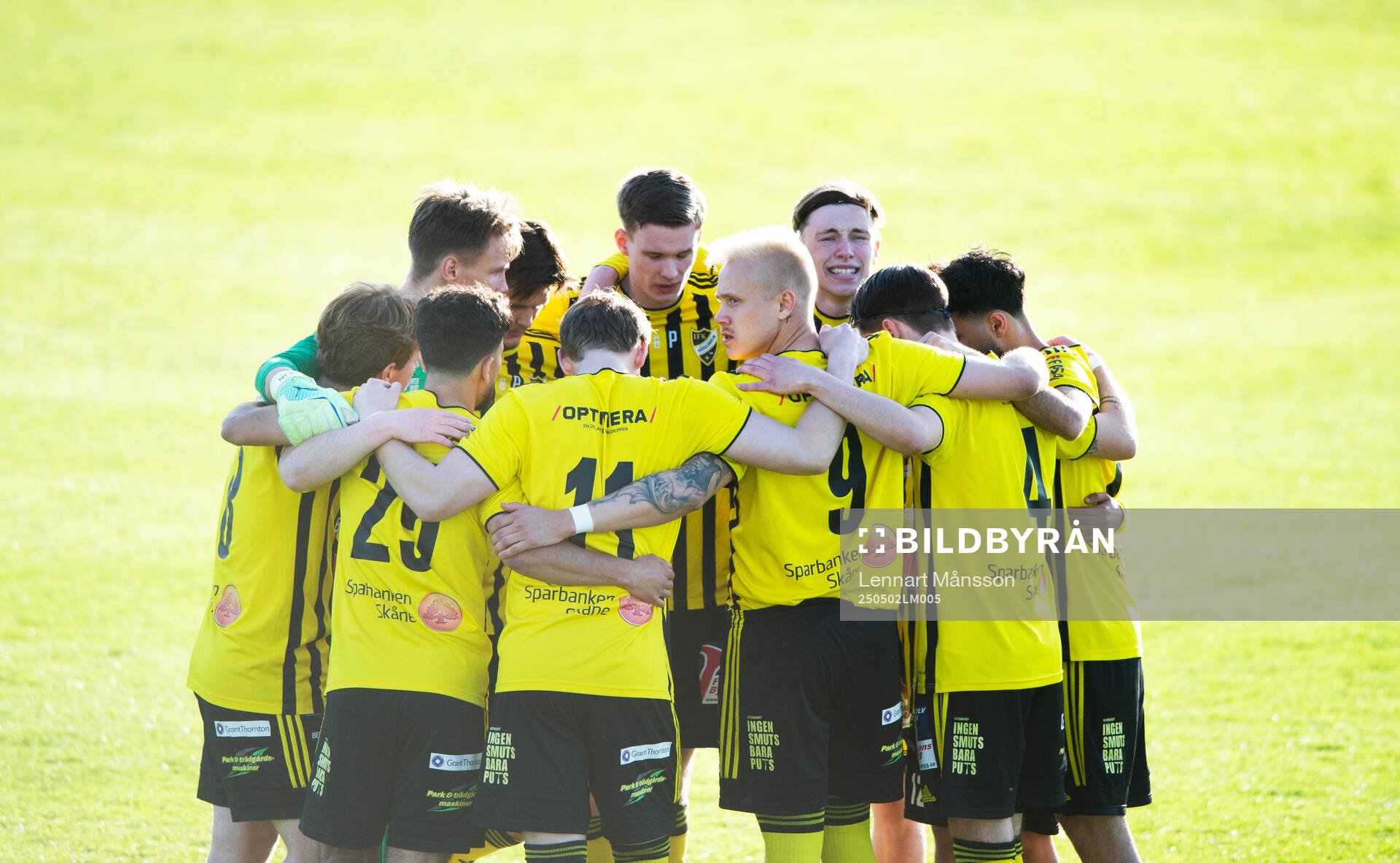 IFK Hässleholm laddar upp i matchen i division 2 mellan IFK Hässleholm och Kristianstads FC i Hässleholm 2 maj 2025.