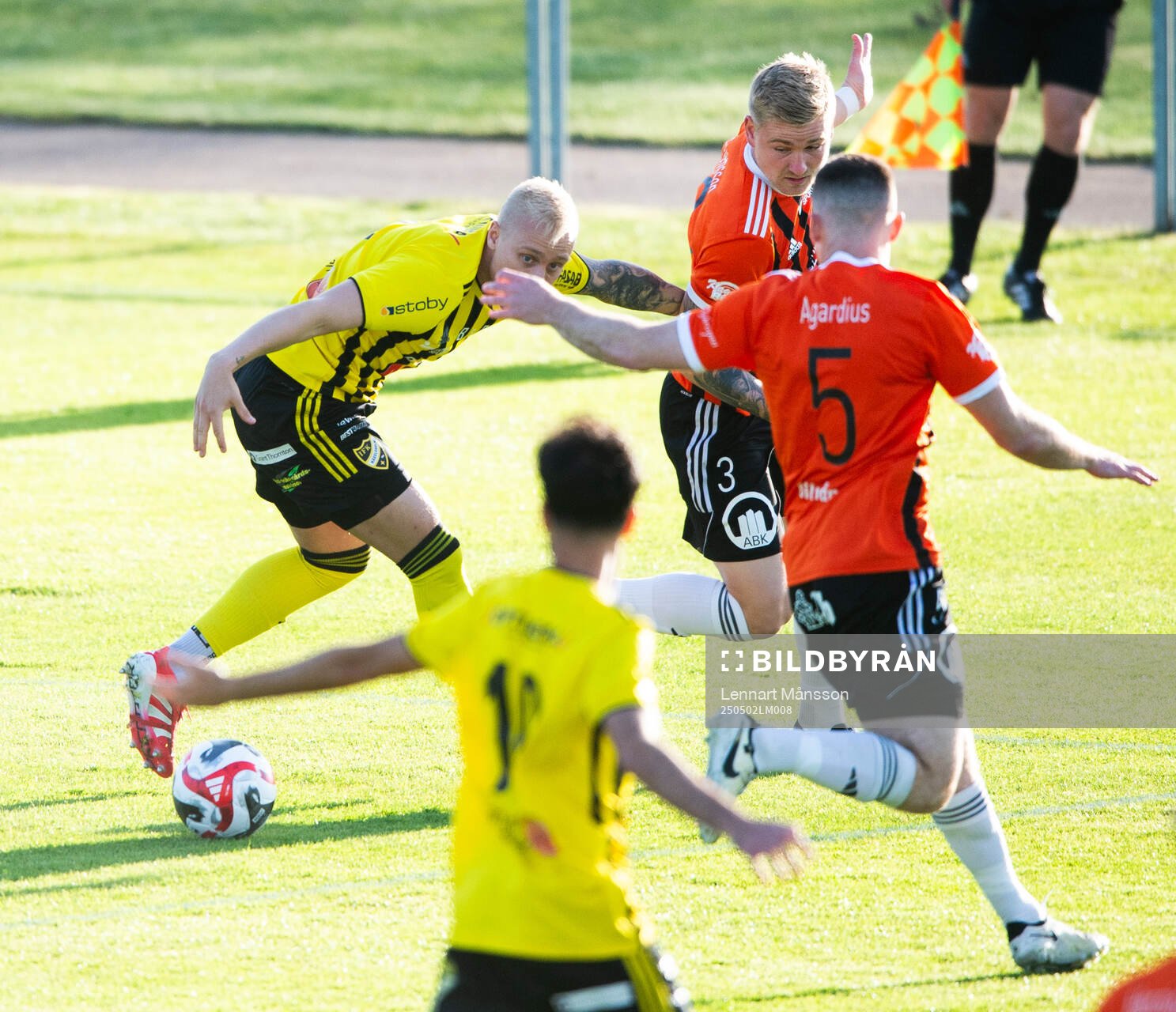 IFK Hässleholms Alexander Sjöström och Kristianstads Linus Svensson i matchen i division 2 mellan IFK Hässleholm och Kristianstads FC i Hässleholm 2 maj 2025.