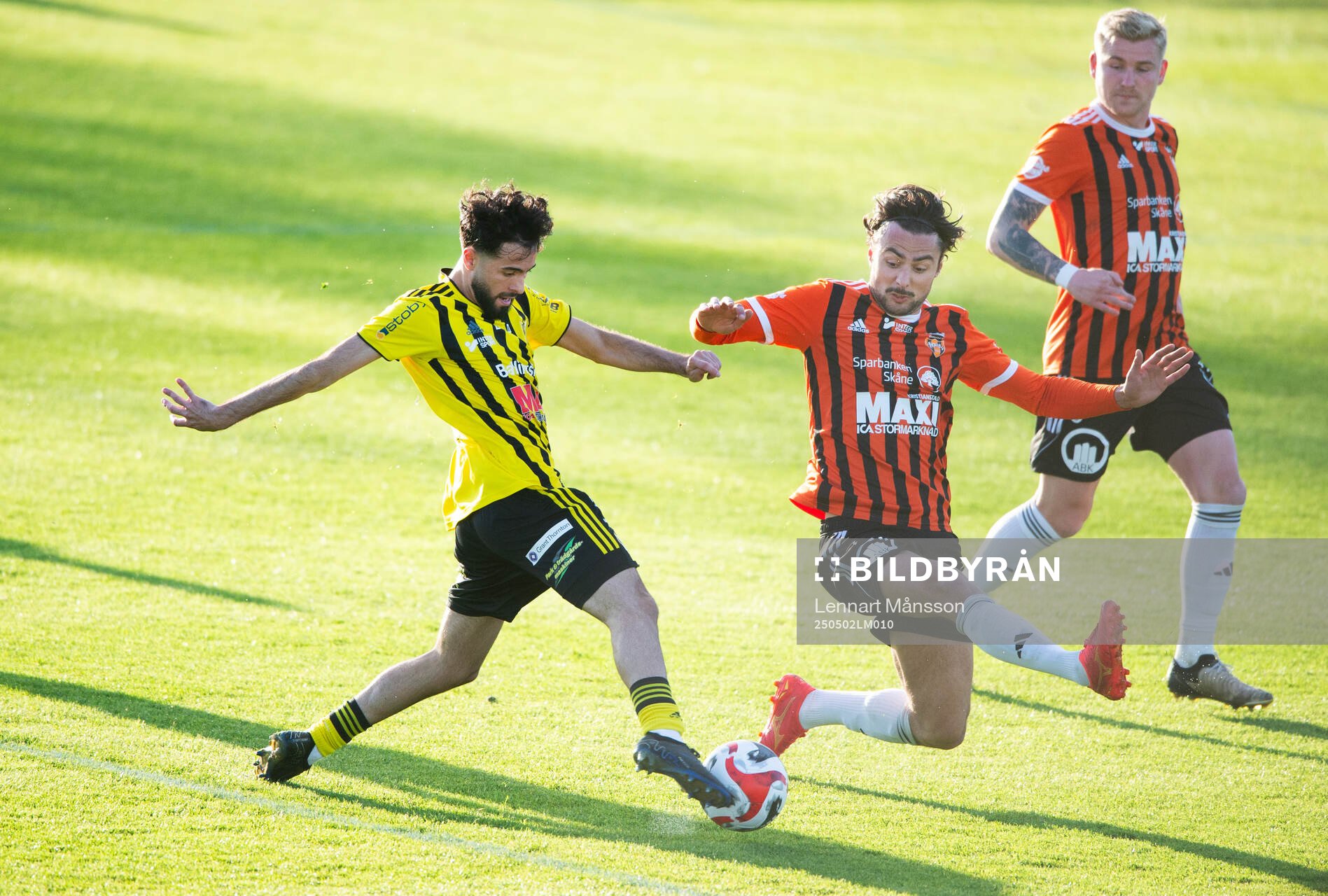 IFK Hässleholms Rahel Omed Nader och Kristianstads Armin Aganovic i matchen i division 2 mellan IFK Hässleholm och Kristianstads FC i Hässleholm 2 maj 2025.