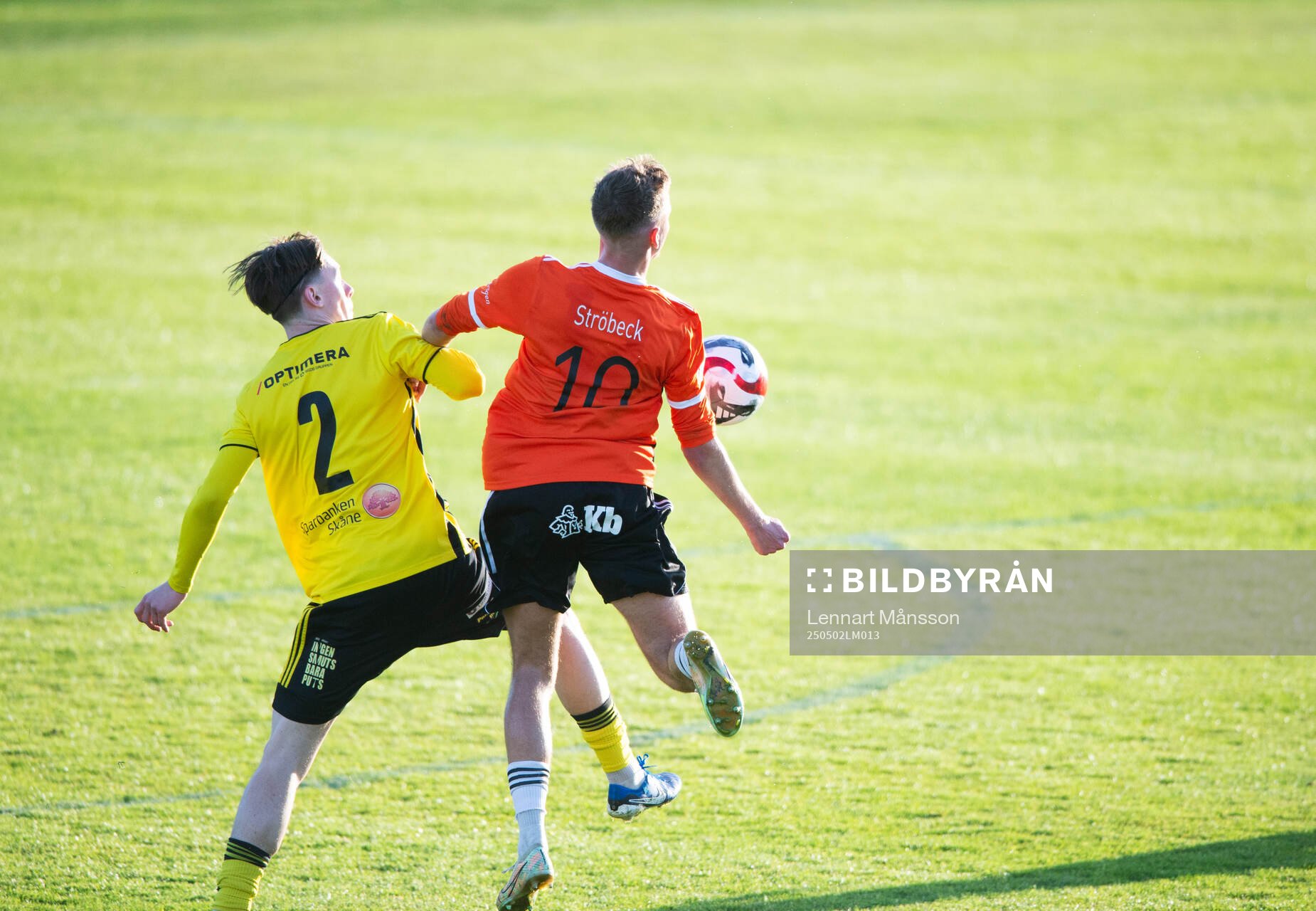 IFK Hässleholms Gustav Persson och Kristianstads Tim Ströbeck i matchen i division 2 mellan IFK Hässleholm och Kristianstads FC i Hässleholm 2 maj 2025.