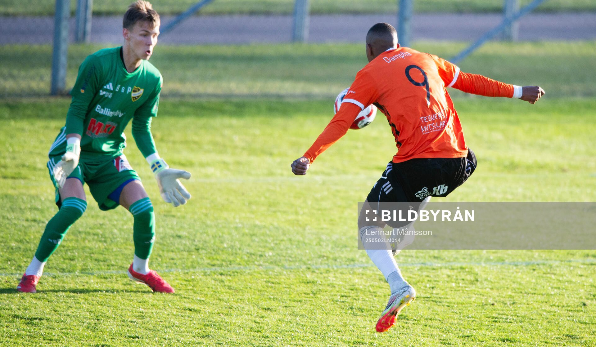 Kristianstads Omar Dampha friläge missas av IFK Hässleholms Felix Persson i matchen i division 2 mellan IFK Hässleholm och Kristianstads FC i Hässleholm 2 maj 2025.