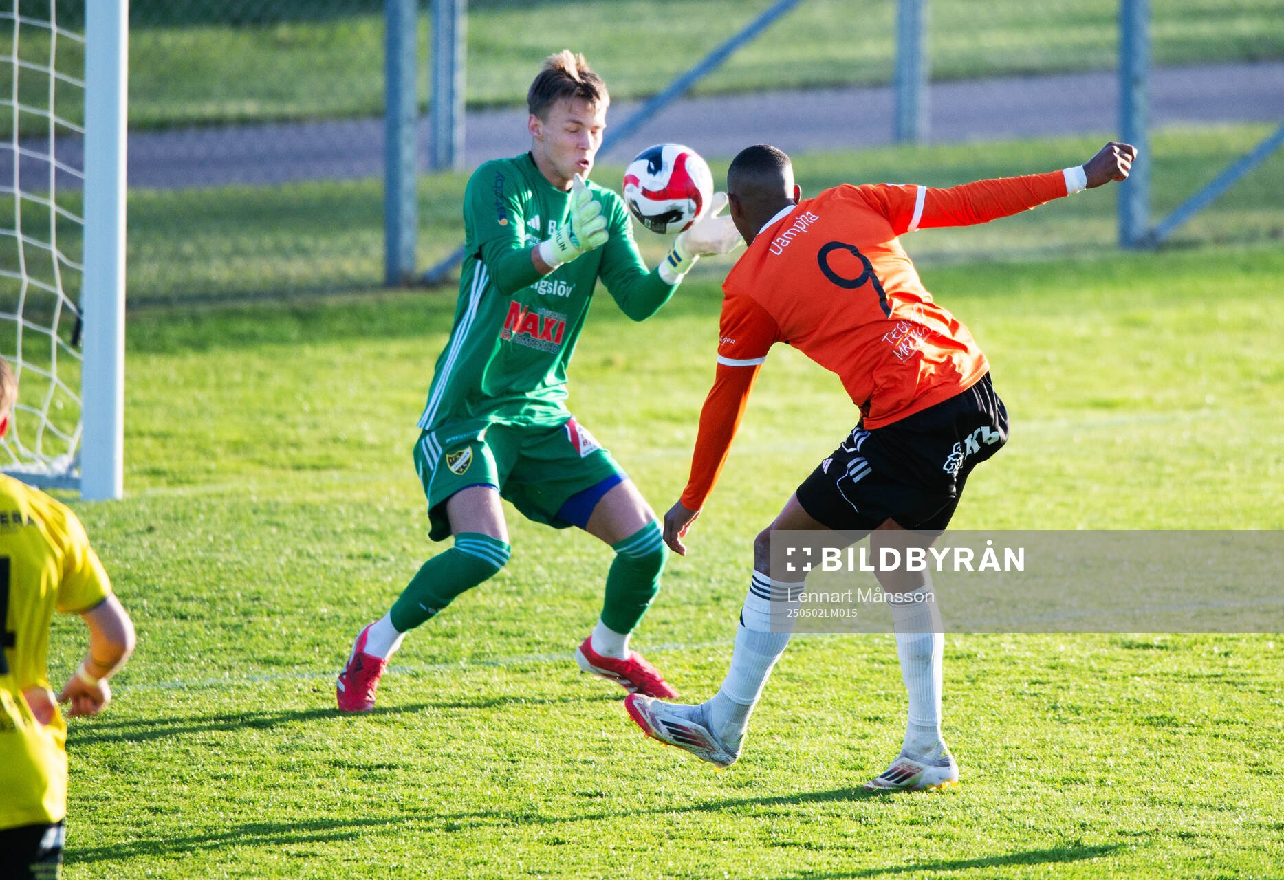 Kristianstads Omar Dampha friläge missas av IFK Hässleholms Felix Persson i matchen i division 2 mellan IFK Hässleholm och Kristianstads FC i Hässleholm 2 maj 2025.