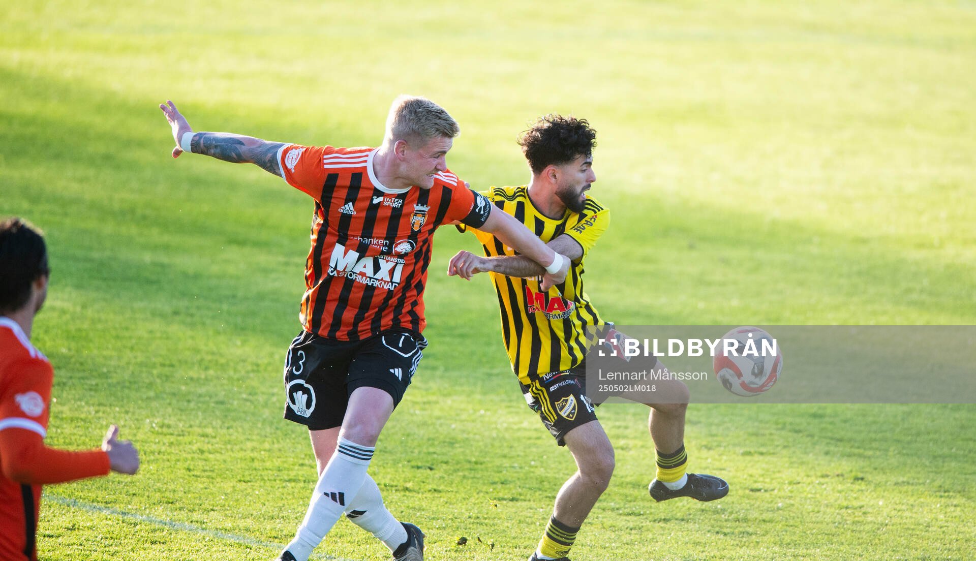 Kristianstads Linus Svensson håller i IFK Hässleholms Rahel Omed Nader i matchen i division 2 mellan IFK Hässleholm och Kristianstads FC i Hässleholm 2 maj 2025.