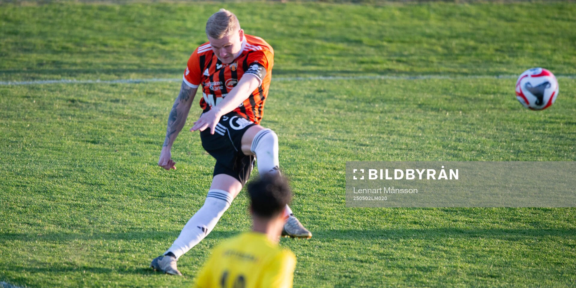 Kristianstads Linus Svensson laddar skott i matchen i division 2 mellan IFK Hässleholm och Kristianstads FC i Hässleholm 2 maj 2025.