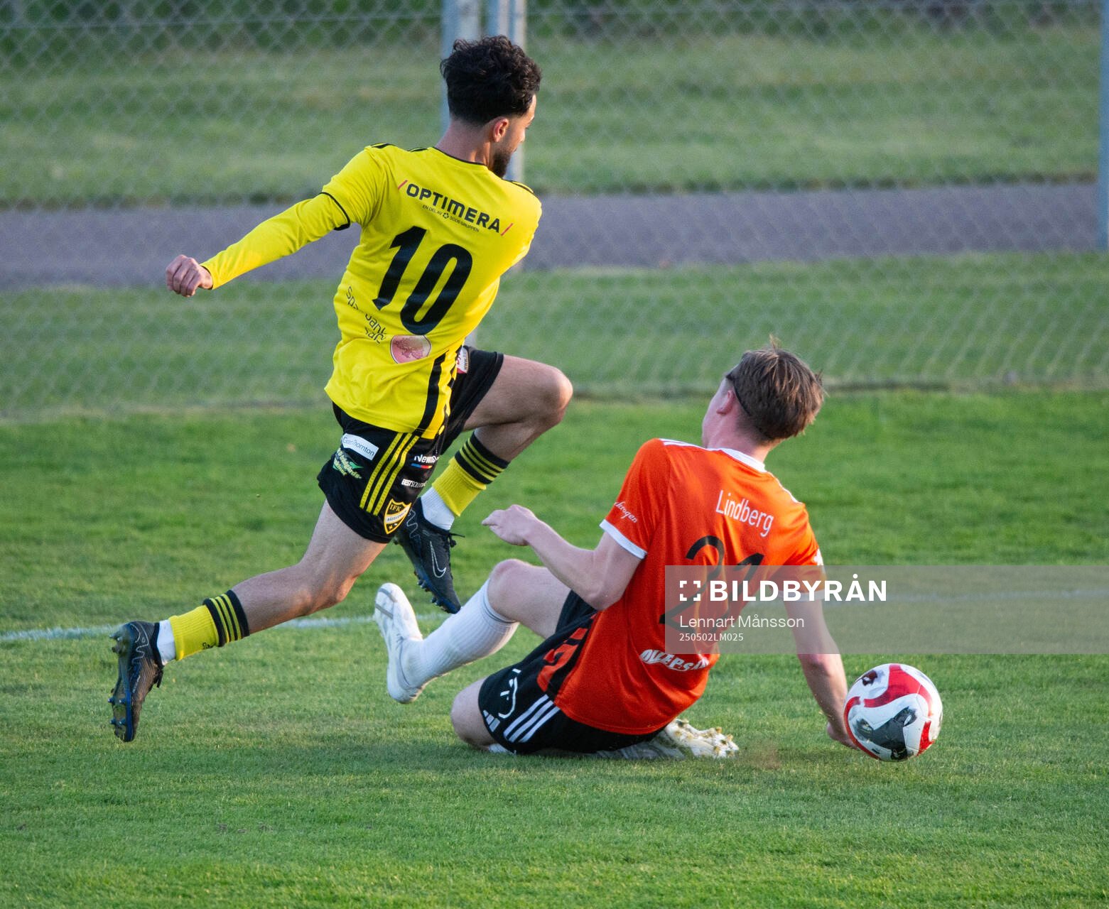 IFK Hässleholms Rahel Omed Nader och Kristianstads Wilmer Lindbergi matchen i division 2 mellan IFK Hässleholm och Kristianstads FC i Hässleholm 2 maj 2025.