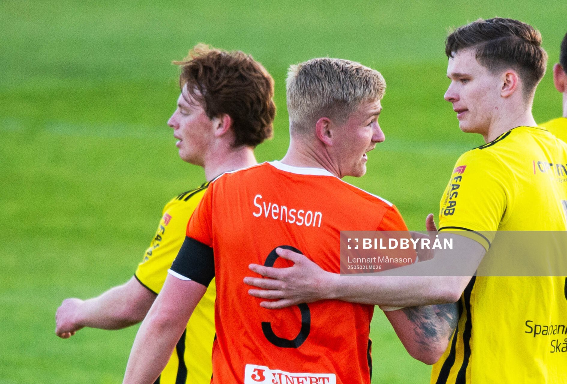 Kristianstads Linus Svensson och IFK Hässleholms Axel Henriksson i matchen i division 2 mellan IFK Hässleholm och Kristianstads FC i Hässleholm 2 maj 2025.