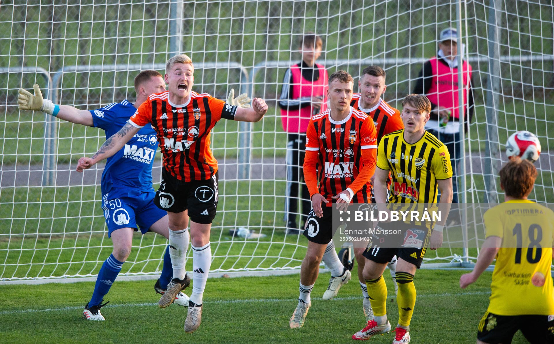 Kristianstads Linus Svensson nick undan i matchen i