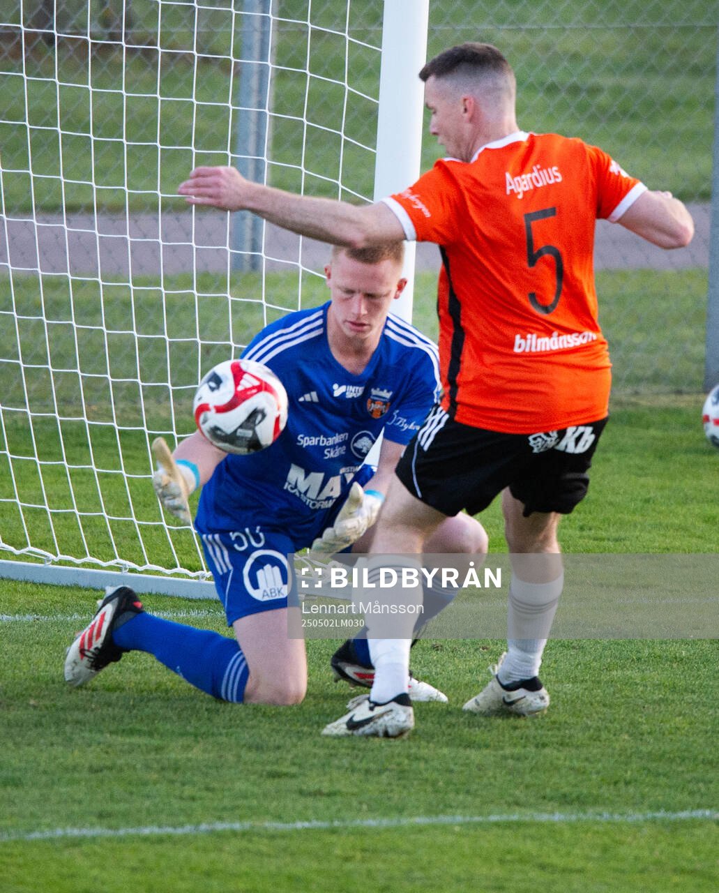 Kristianstads målvakt Otto Larsson Wågert fångar bollen i matchen i division 2 mellan IFK Hässleholm och Kristianstads FC i Hässleholm 2 maj 2025.