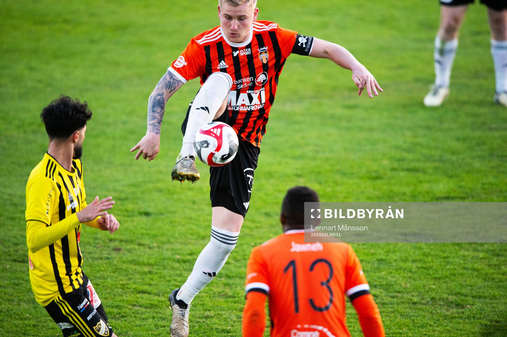 Kristianstads Linus Svensson rensar undan i matchen i division 2 mellan IFK Hässleholm och Kristianstads FC i Hässleholm 2 maj 2025.