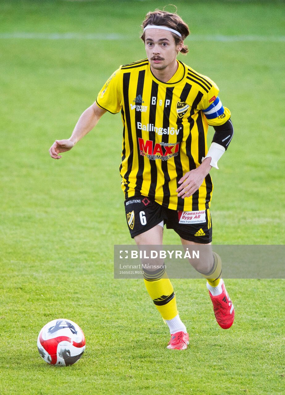 IFK Hässleholms Gustaf Winroth i matchen i division 2 mellan IFK Hässleholm och Kristianstads FC i Hässleholm 2 maj 2025.
