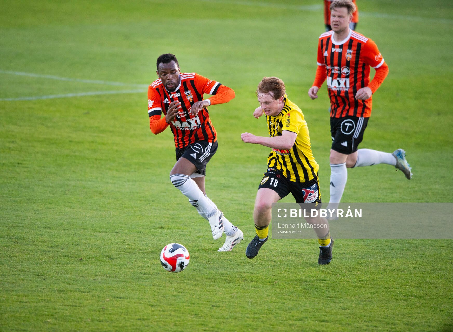 IFK Hässleholms Sam Hegdal och Kristianstads Saikou Jawneh i matchen i division 2 mellan IFK Hässleholm och Kristianstads FC i Hässleholm 2 maj 2025.
