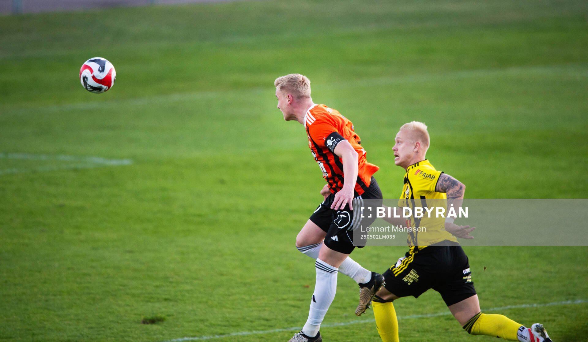 ristianstads Linus Svensson och IFK Hässleholms Alexander Sjöström i matchen i division 2 mellan IFK Hässleholm och Kristianstads FC i Hässleholm 2 maj 2025.