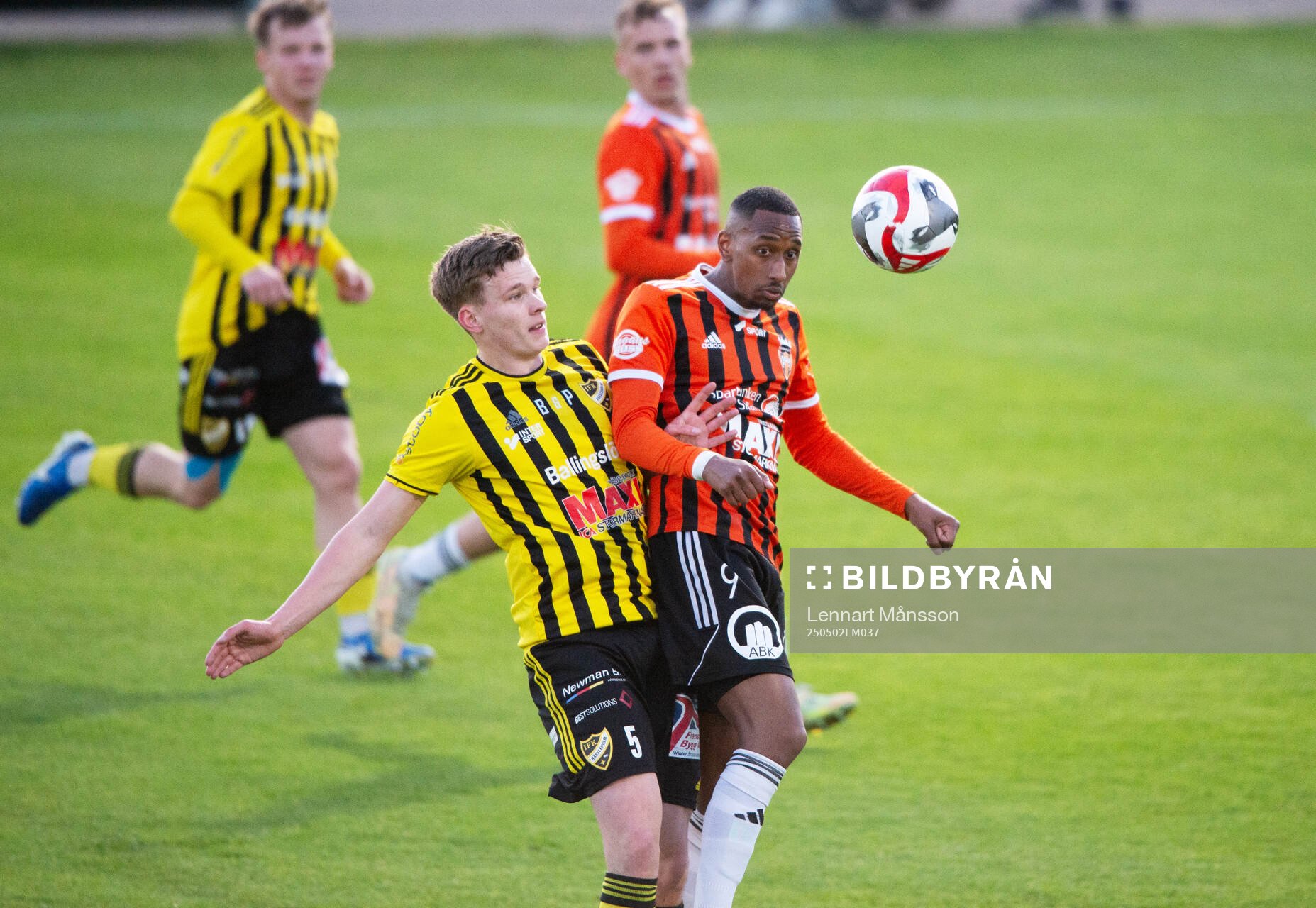 IFK Hässleholms Axel Henriksson och Kristianstads Omar Dampha i matchen i division 2 mellan IFK Hässleholm och Kristianstads FC i Hässleholm 2 maj 2025.