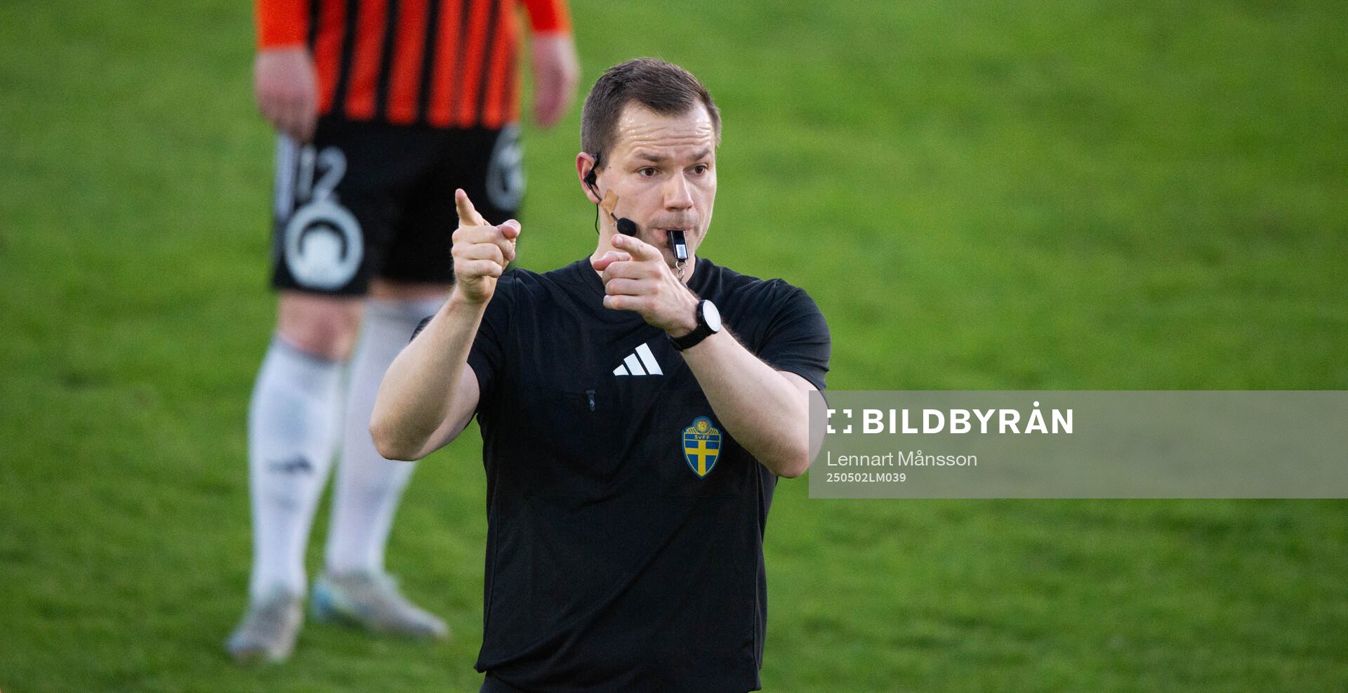 Domaren Toni Galic i matchen i division 2 mellan IFK Hässleholm och Kristianstads FC i Hässleholm 2 maj 2025.