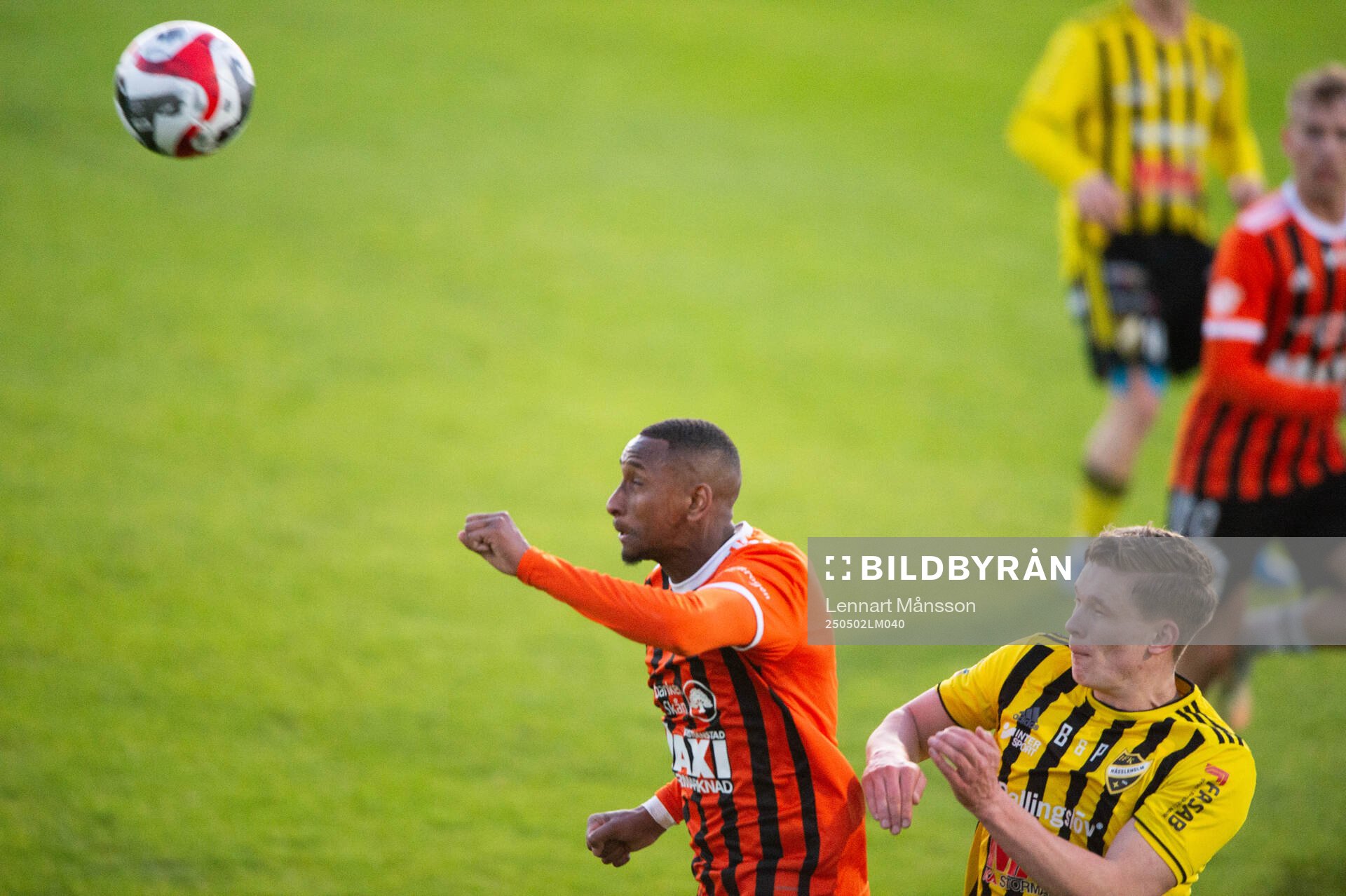 IFK Hässleholms Axel Henriksson och Kristianstads Omar Dampha i matchen i division 2 mellan IFK Hässleholm och Kristianstads FC i Hässleholm 2 maj 2025.