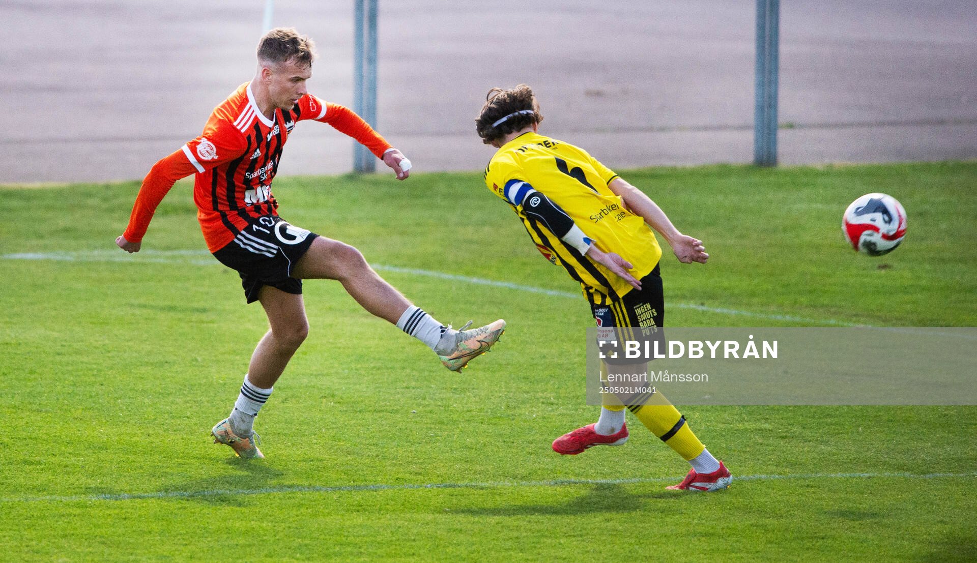 Kristianstads Tim Ströbeck och IFK Hässleholms Gustaf Winroth i matchen i division 2 mellan IFK Hässleholm och Kristianstads FC i Hässleholm 2 maj 2025.