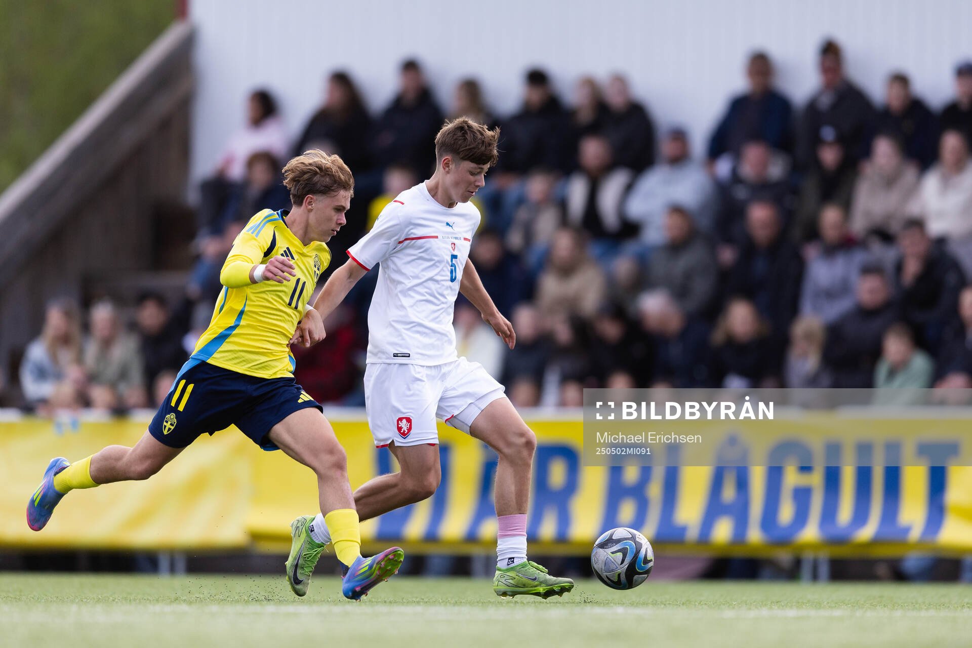 Dion Mehmeti of Sweden and Jakub Chvilicek of Czech Republic during the UEFA Development Tournament between Sweden and Czech Republic on May 2, 2025 in Lysekil.