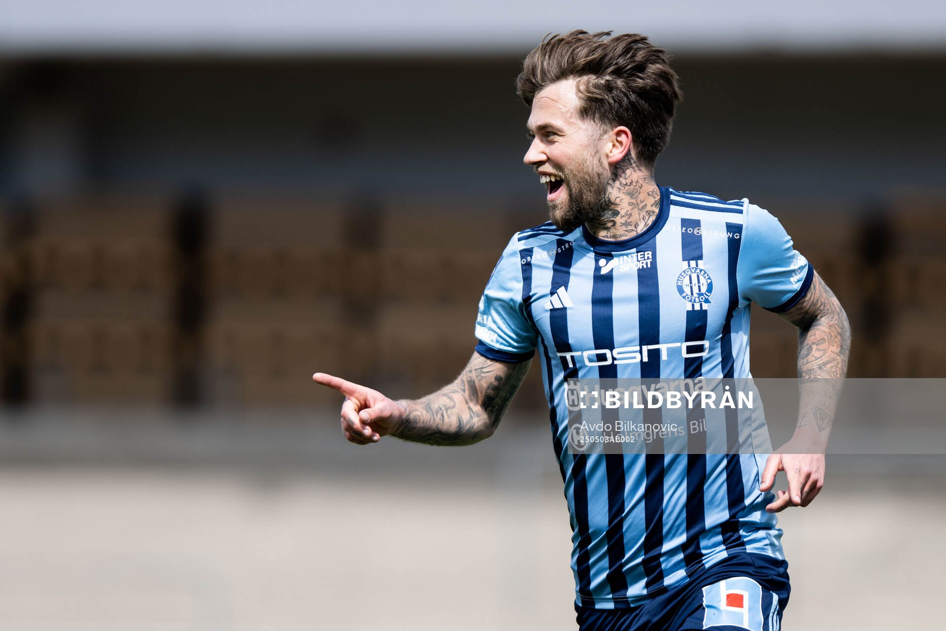 Husqvarna FFs Svante Svedin jublar efter 0-1 under fotbollsmatchen i Ettan södra mellan Ariana FC och Husqvarna FF den 3 maj 2025 i Malmö.