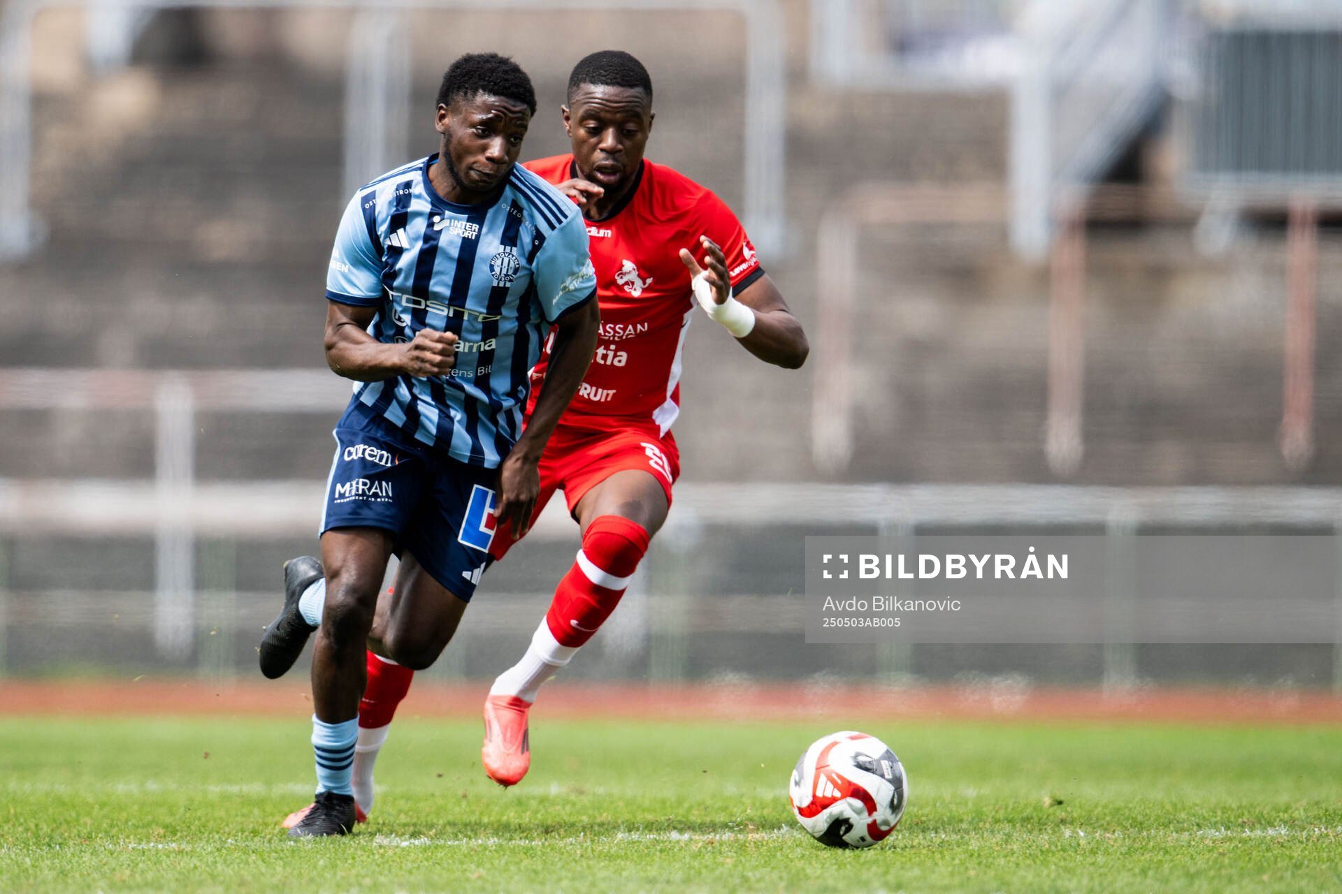 Husqvarna FFs Ayomide Jibodu och Ariana FCs Pascal Simba under fotbollsmatchen i Ettan södra mellan Ariana FC och Husqvarna FF den 3 maj 2025 i Malmö.
