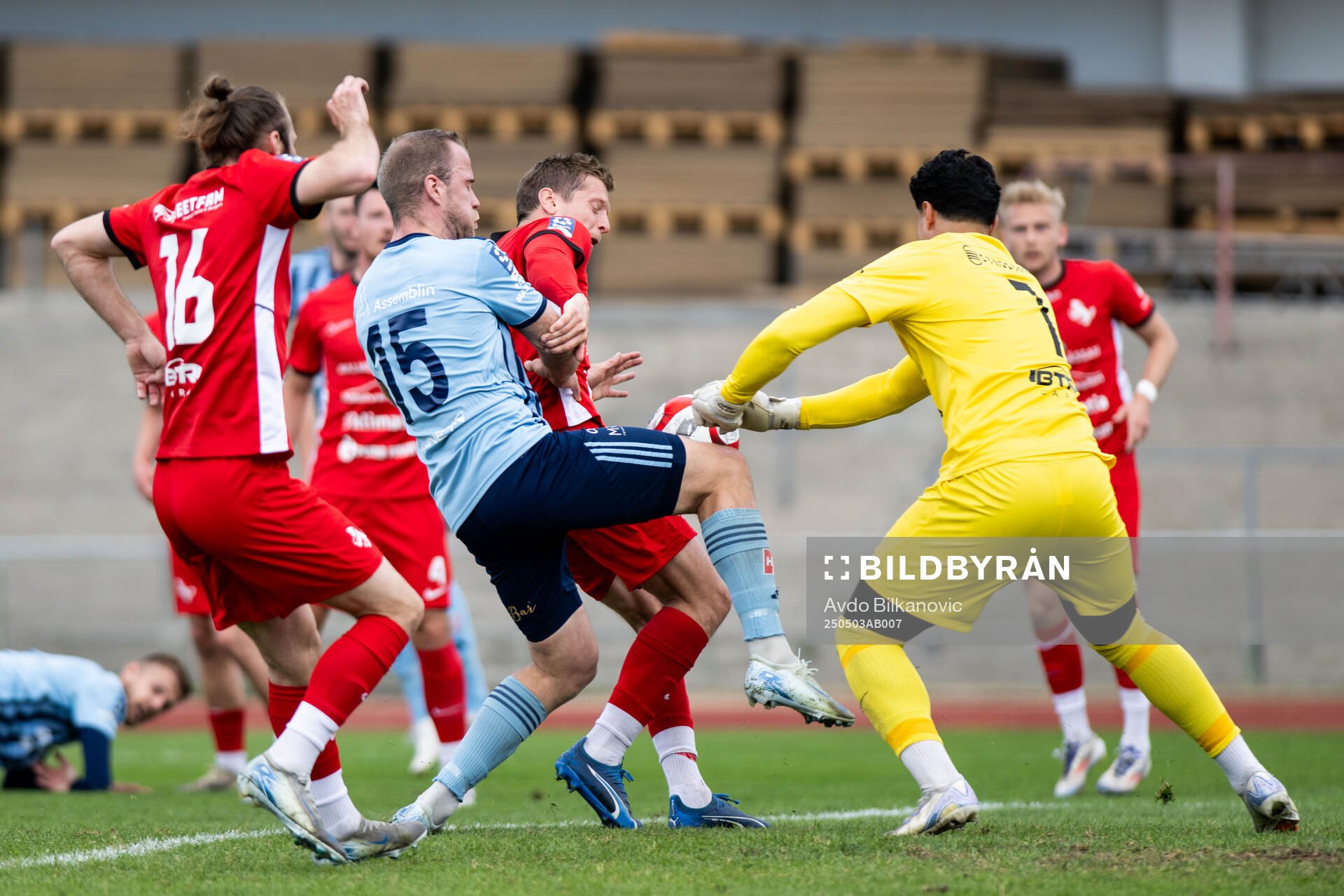 Ariana FCs Philip Andersson och Husqvarna FFs Adam Lindström Leister under fotbollsmatchen i Ettan södra mellan Ariana FC och Husqvarna FF den 3 maj 2025 i Malmö.