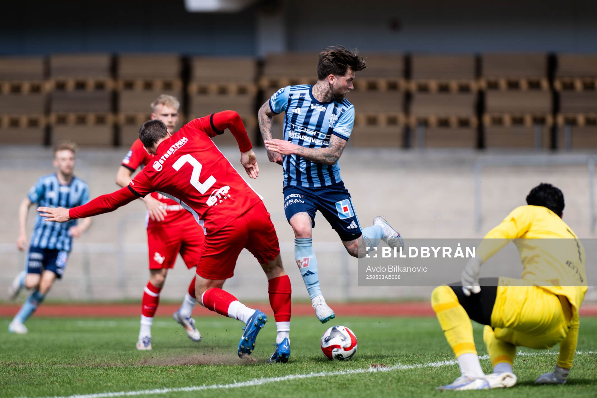 Husqvarna FFs Svante Svedin och Ariana FCs målvakt Kumel Al Rekabe under fotbollsmatchen i Ettan södra mellan Ariana FC och Husqvarna FF den 3 maj 2025 i Malmö.