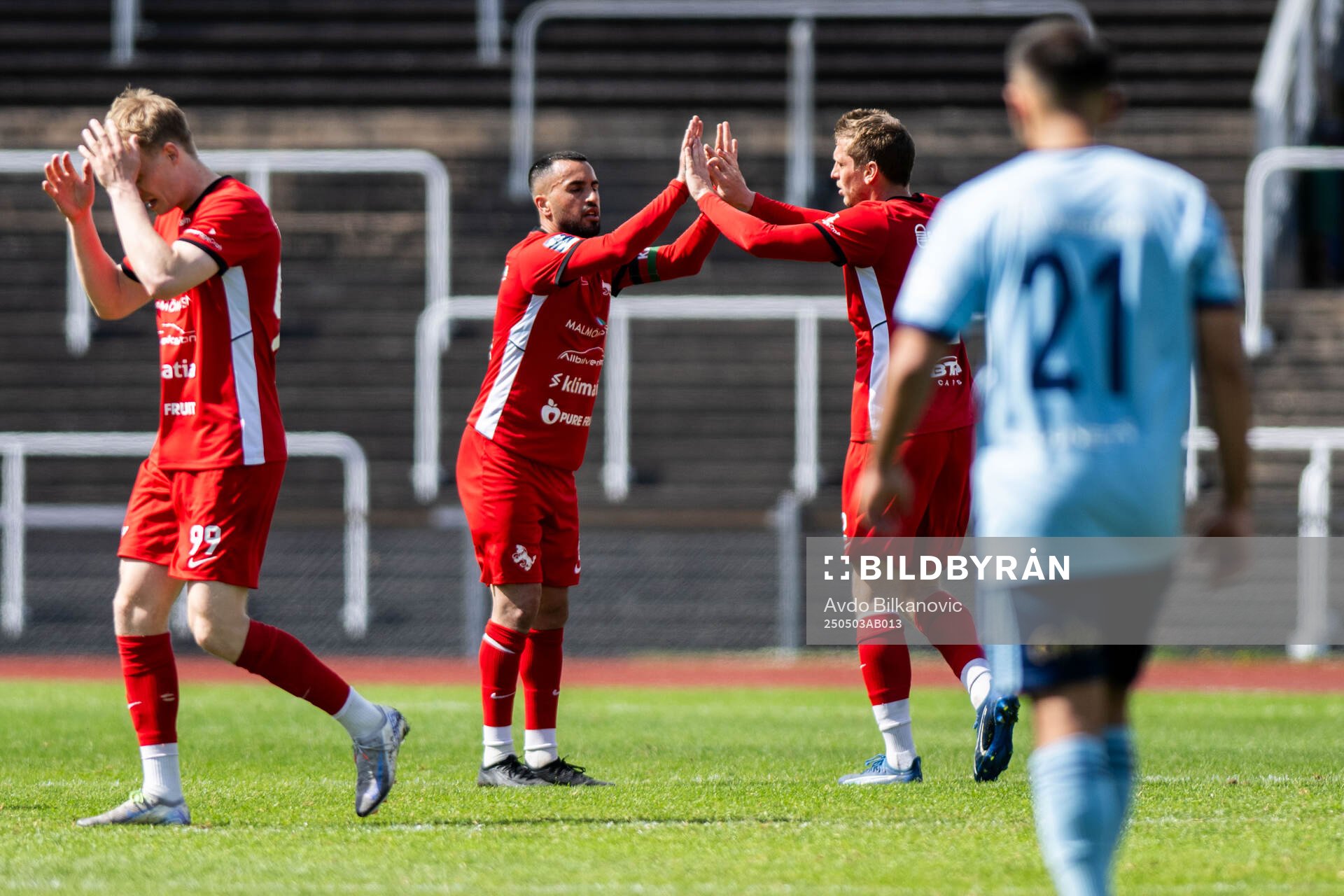Ariana FCs Brwa Nouri jublar efter 1-1 under fotbollsmatchen i Ettan södra mellan Ariana FC och Husqvarna FF den 3 maj 2025 i Malmö.