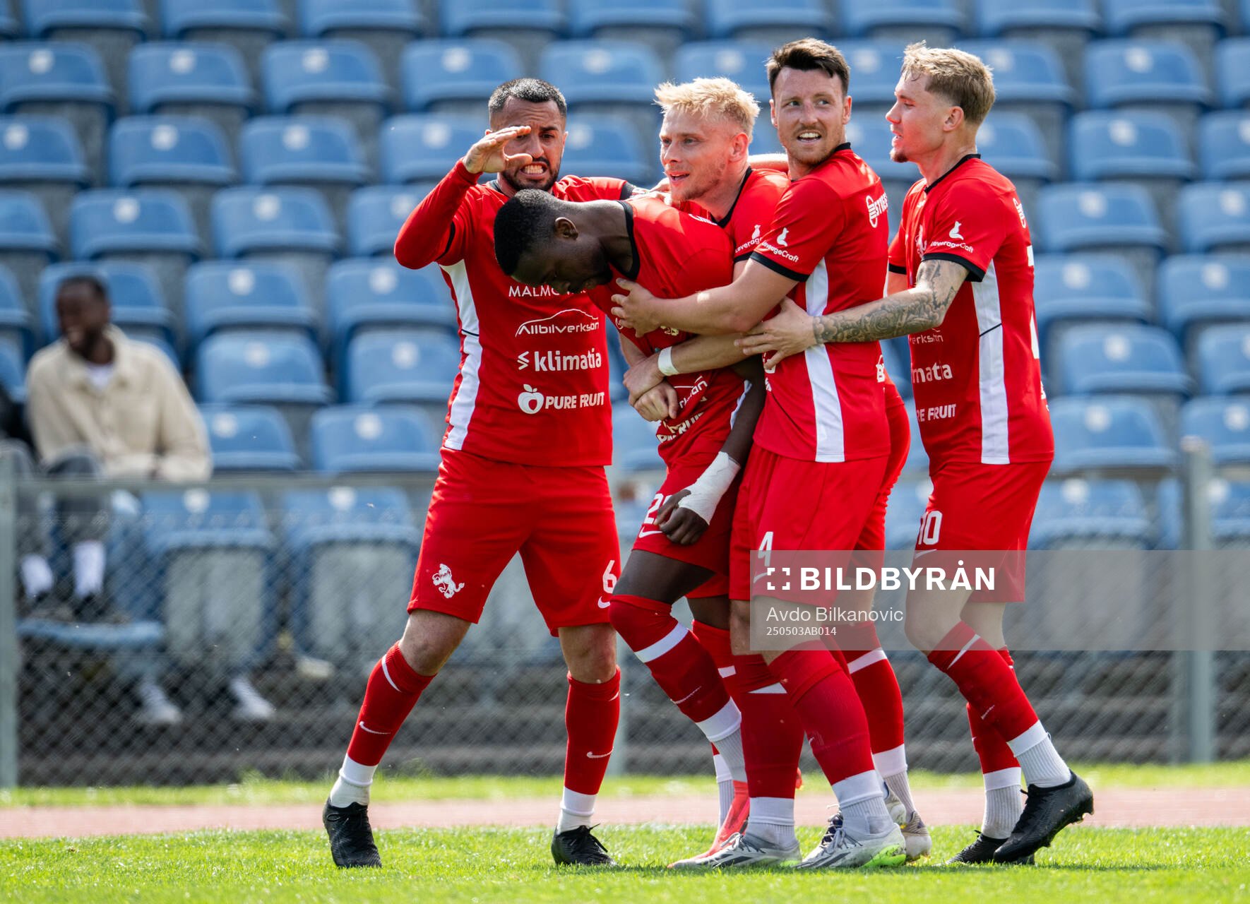 Ariana FCs Pascal Simba jublar med lagkamrater efter 2-1 under fotbollsmatchen i Ettan södra mellan Ariana FC och Husqvarna FF den 3 maj 2025 i Malmö.