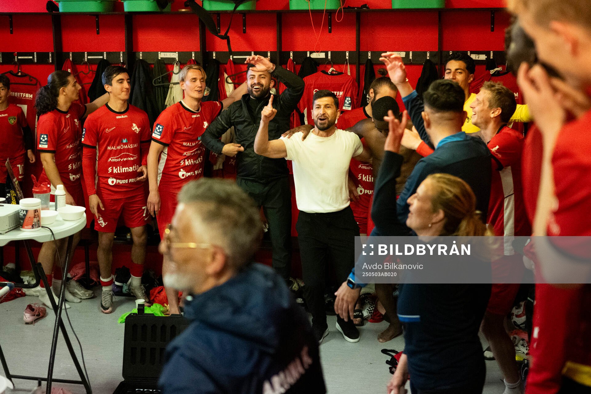 Ariana FCs spelare jublar efter slutsignalen under fotbollsmatchen i Ettan södra mellan Ariana FC och Husqvarna FF den 3 maj 2025 i Malmö.