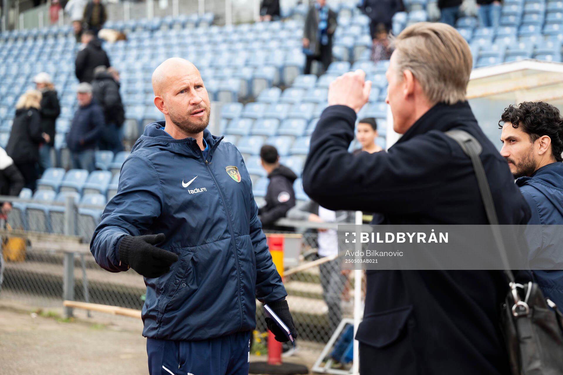 Ariana FCs tränare Mattias Lindström under fotbollsmatchen i Ettan södra mellan Ariana FC och Husqvarna FF den 3 maj 2025 i Malmö. 