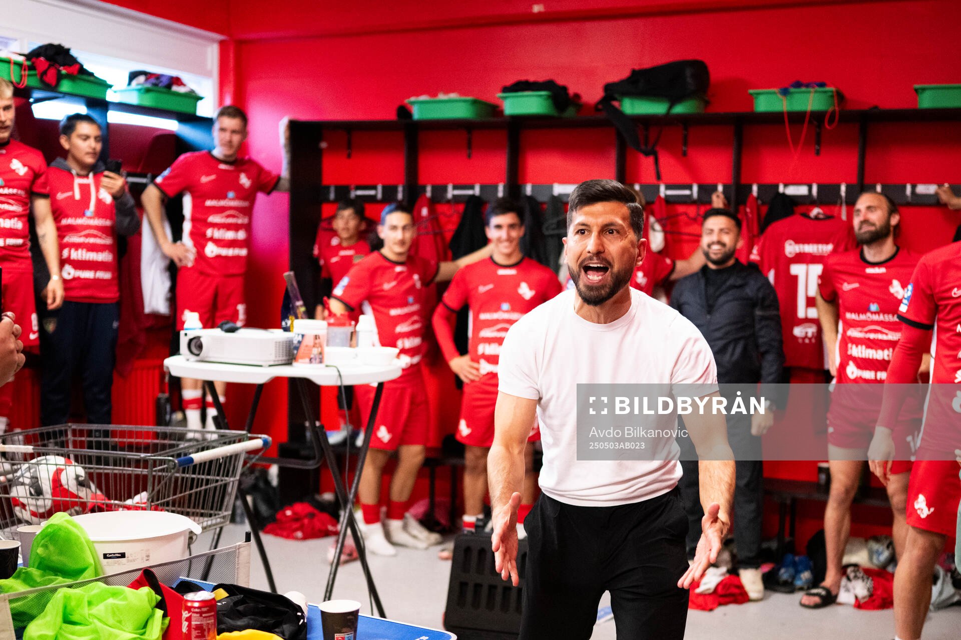 Ariana FCs sportchef Omid Hushmand jublar efter slutsignalen under fotbollsmatchen i Ettan södra mellan Ariana FC och Husqvarna FF den 3 maj 2025 i Malmö.