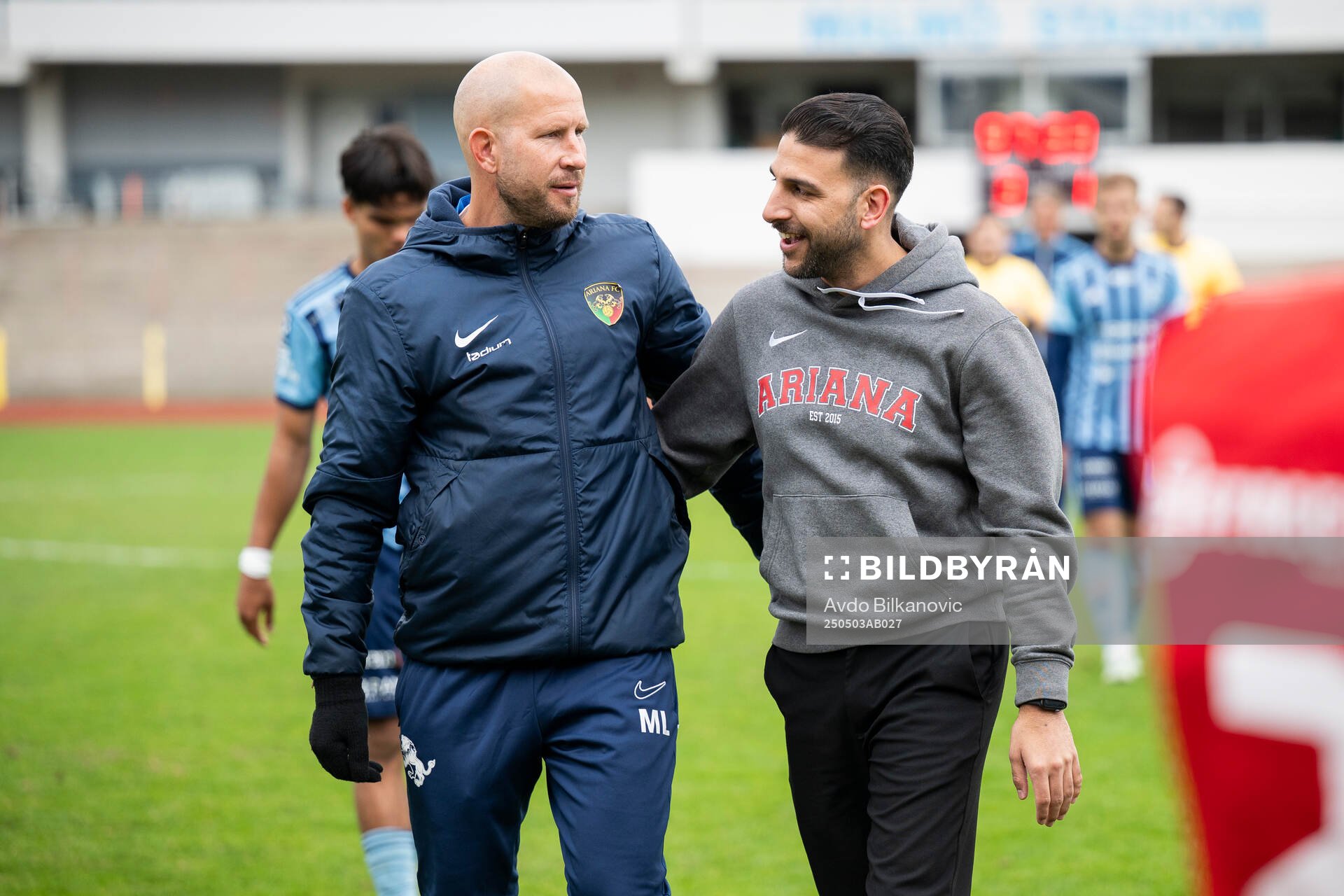 Ariana FCs tränare Mattias Lindström och Ariana FCs ordförande Taher Aziziunder fotbollsmatchen i Ettan södra mellan Ariana FC och Husqvarna FF den 3 maj 2025 i Malmö.