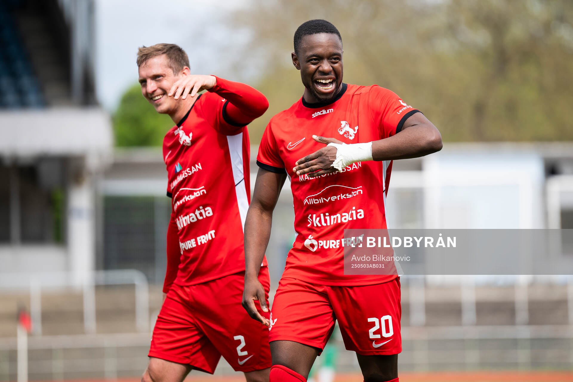 Ariana FCs Philip Andersson och Pascal Simba jublar