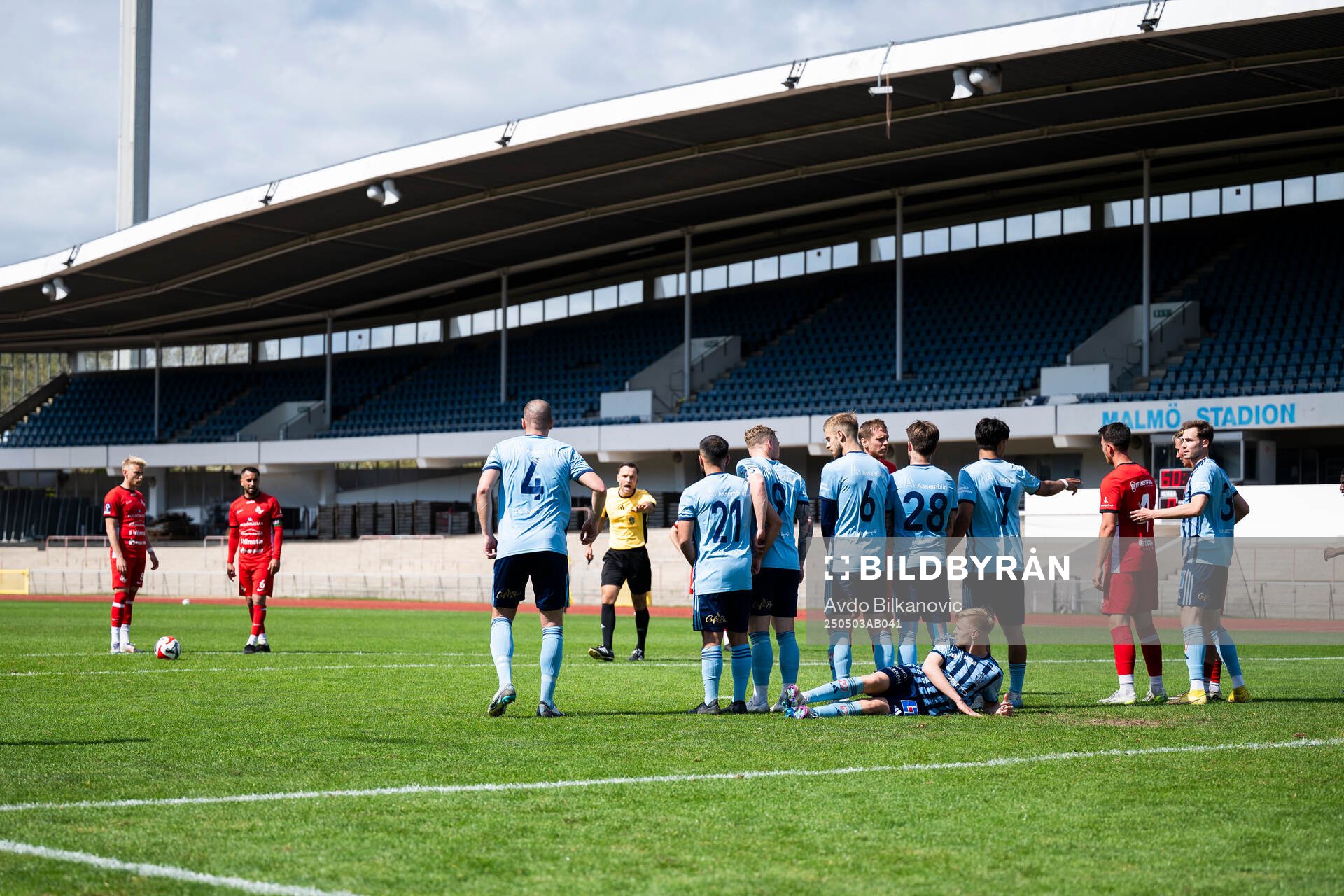 Ariana FCs Brwa Nouri förbereder frispark och Husqvarna FFs spelare bygger extra förstärkt försvar under fotbollsmatchen i Ettan södra mellan Ariana FC och Husqvarna FF den 3 maj 2025 i Malmö.
