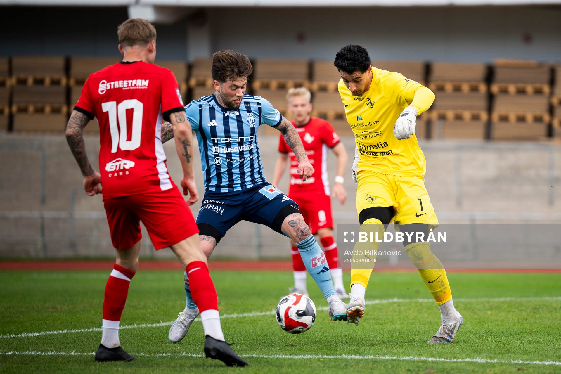 Ariana FCs målvakt Kumel Al Rekabe och Husqvarna FFs Svante Svedin under fotbollsmatchen i Ettan södra mellan Ariana FC och Husqvarna FF den 3 maj 2025 i Malmö.