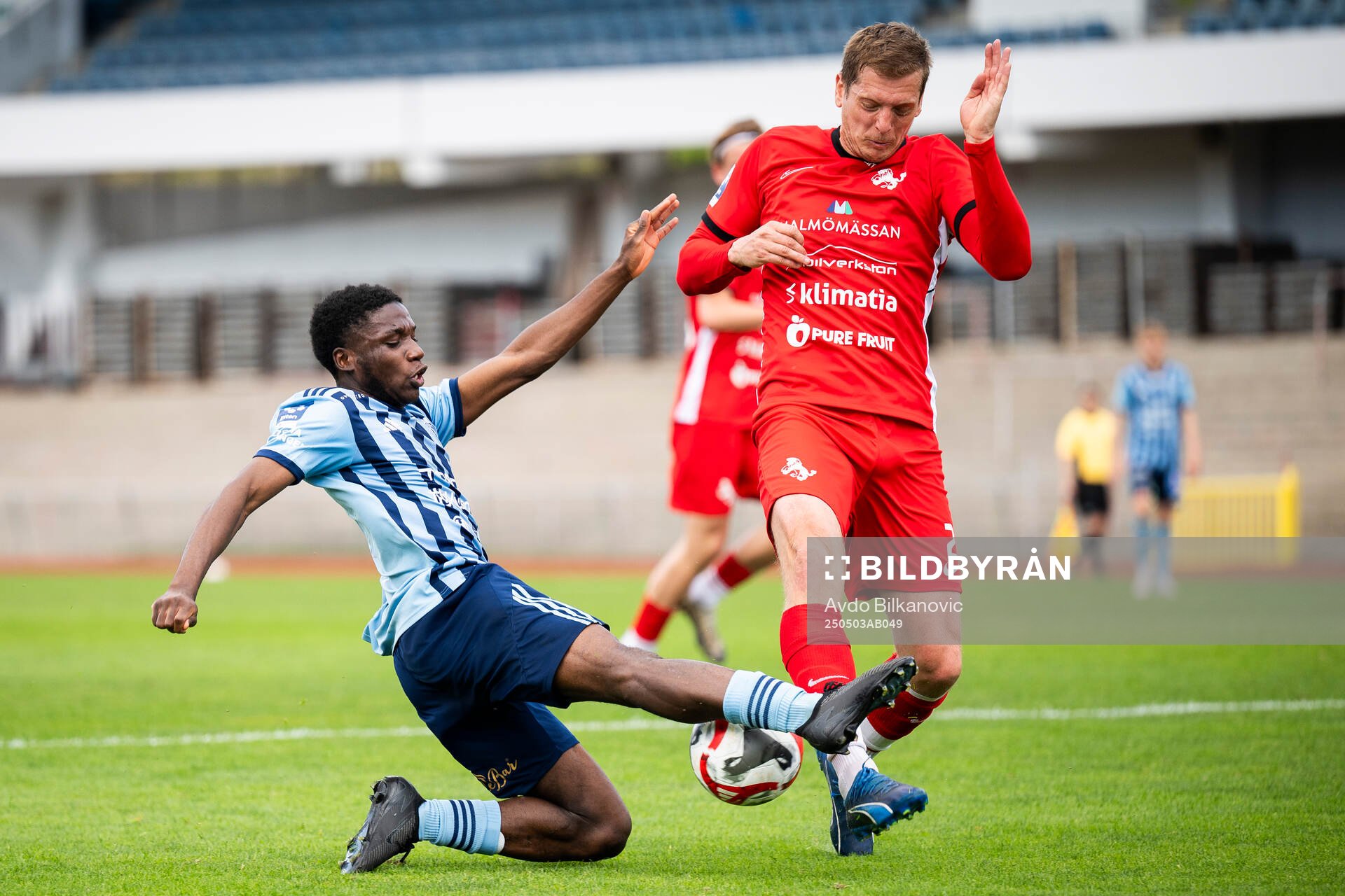 Ariana FCs Philip Andersson och Husqvarna FFs Ayomide Jibodu under fotbollsmatchen i Ettan södra mellan Ariana FC och Husqvarna FF den 3 maj 2025 i Malmö.