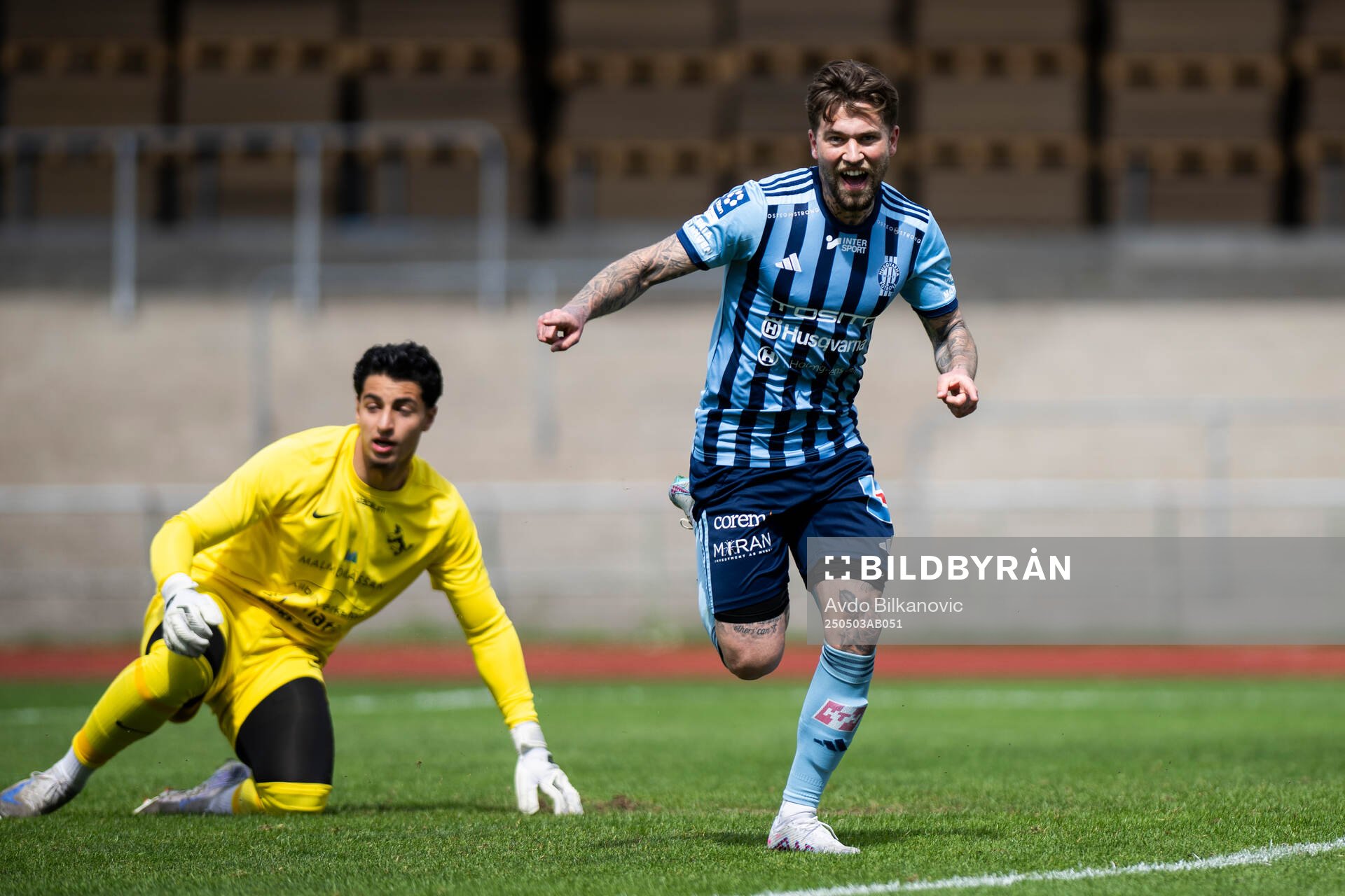 Husqvarna FFs Svante Svedin jublar under fotbollsmatchen i Ettan södra mellan Ariana FC och Husqvarna FF den 3 maj 2025 i Malmö. 