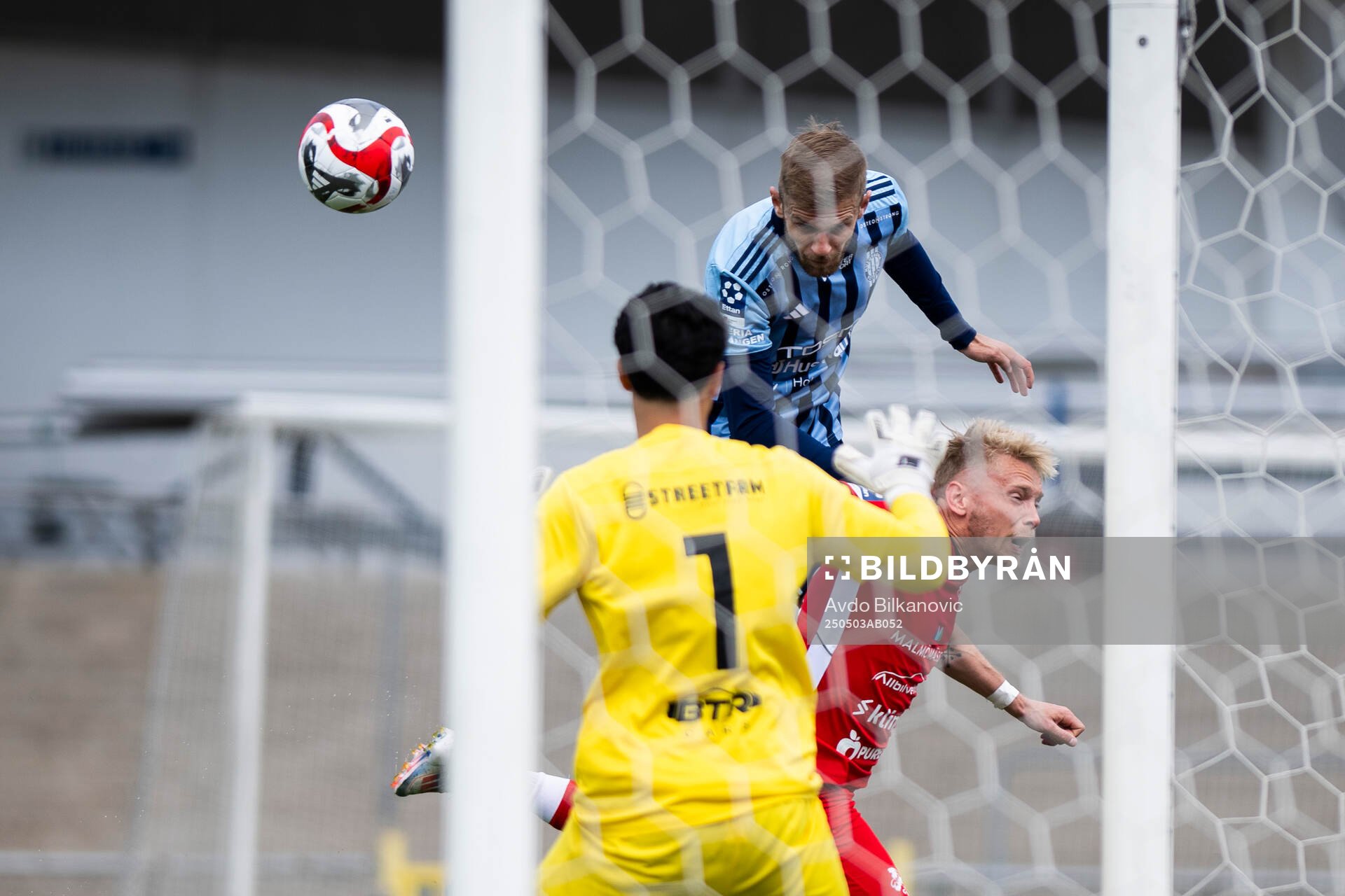 Husqvarna FFs Benjamin Omerovic nickar mot Ariana FCs målvakt Kumel Al Rekabe under fotbollsmatchen i Ettan södra mellan Ariana FC och Husqvarna FF den 3 maj 2025 i Malmö.