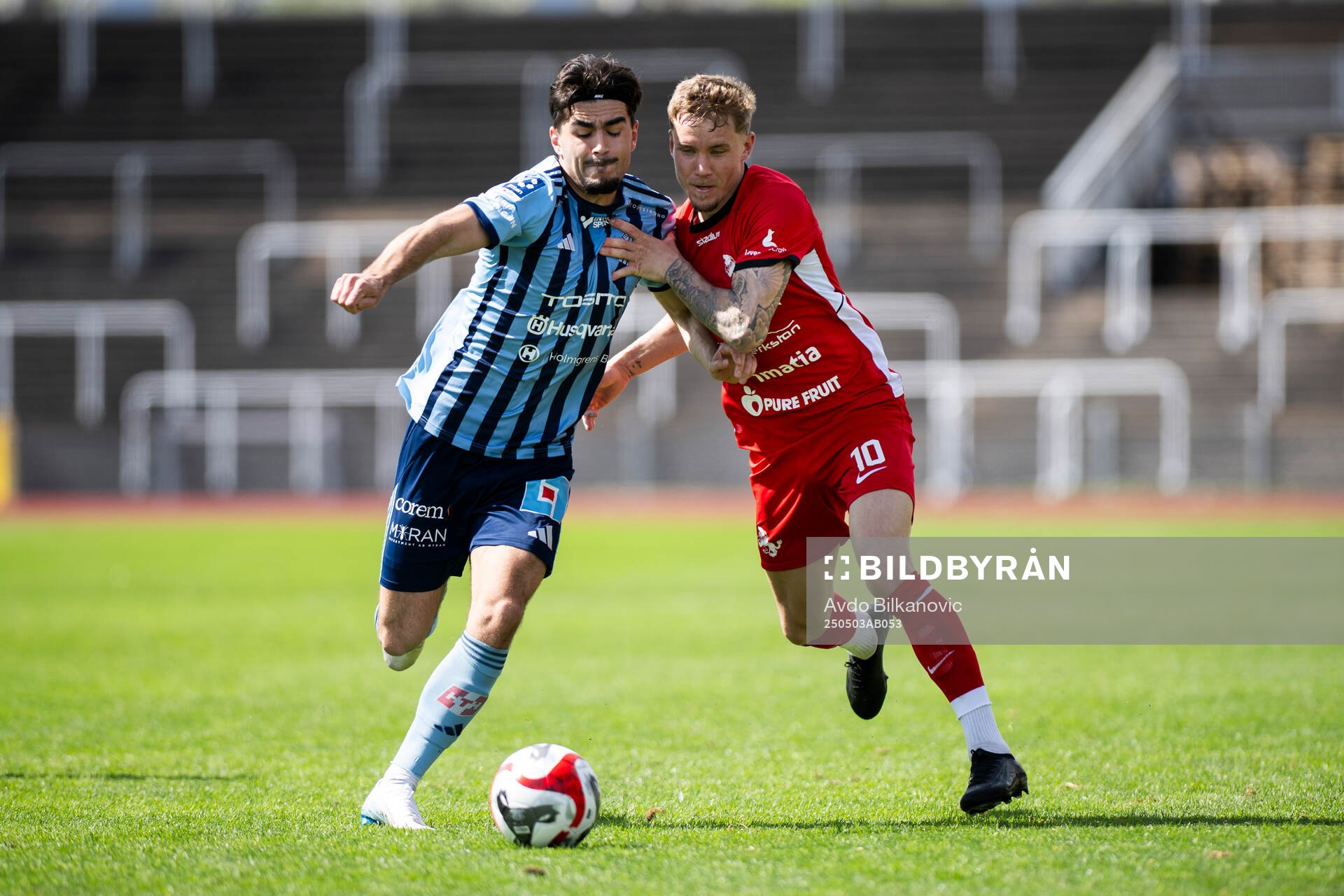 Ariana FCs Anton Reuterskiöld och Husqvarna FFs Antonio Jankulovski under fotbollsmatchen i Ettan södra mellan Ariana FC och Husqvarna FF den 3 maj 2025 i Malmö.