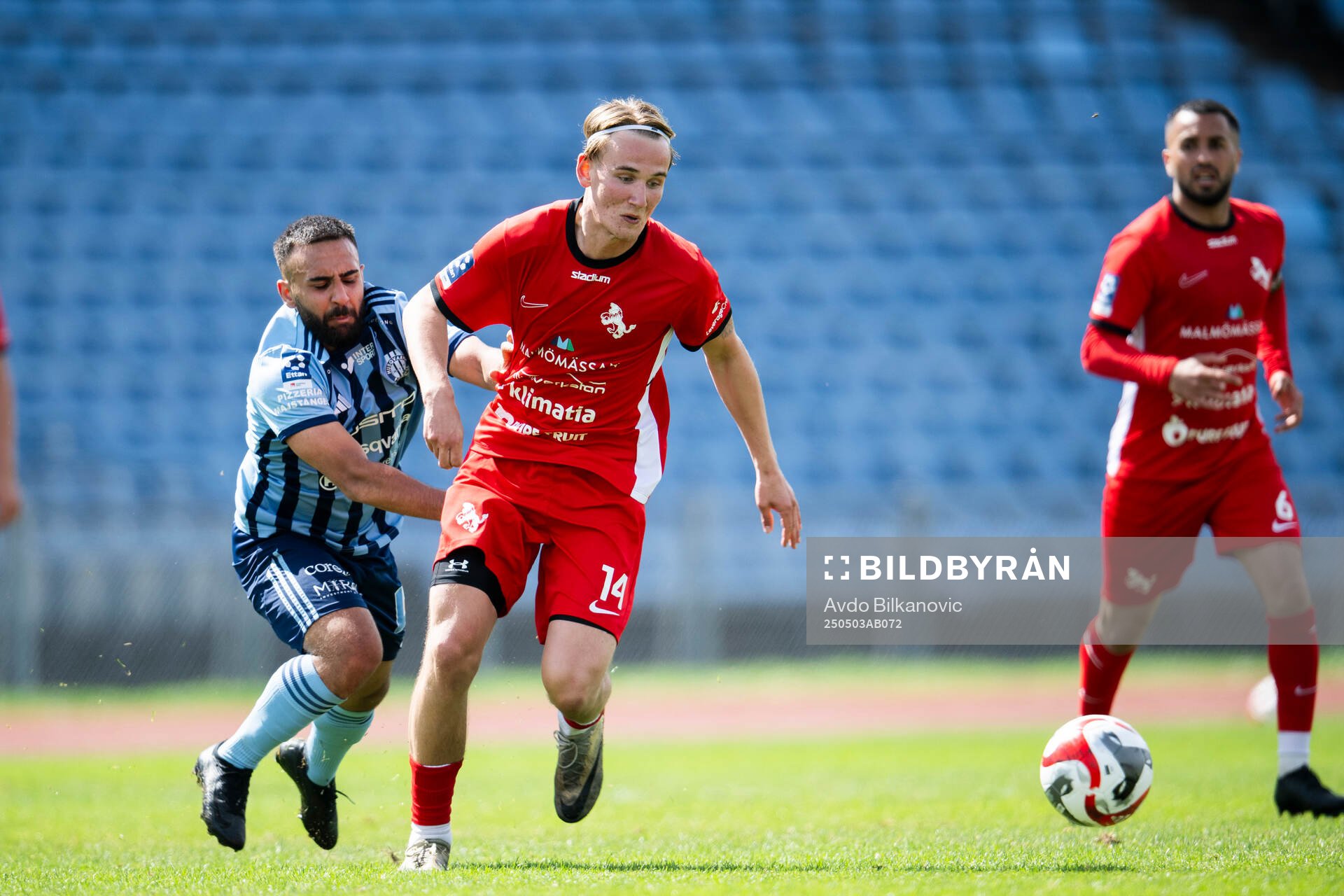 Ariana FCs Lukas Minter Wettergren jagas av Husqvarna FFs