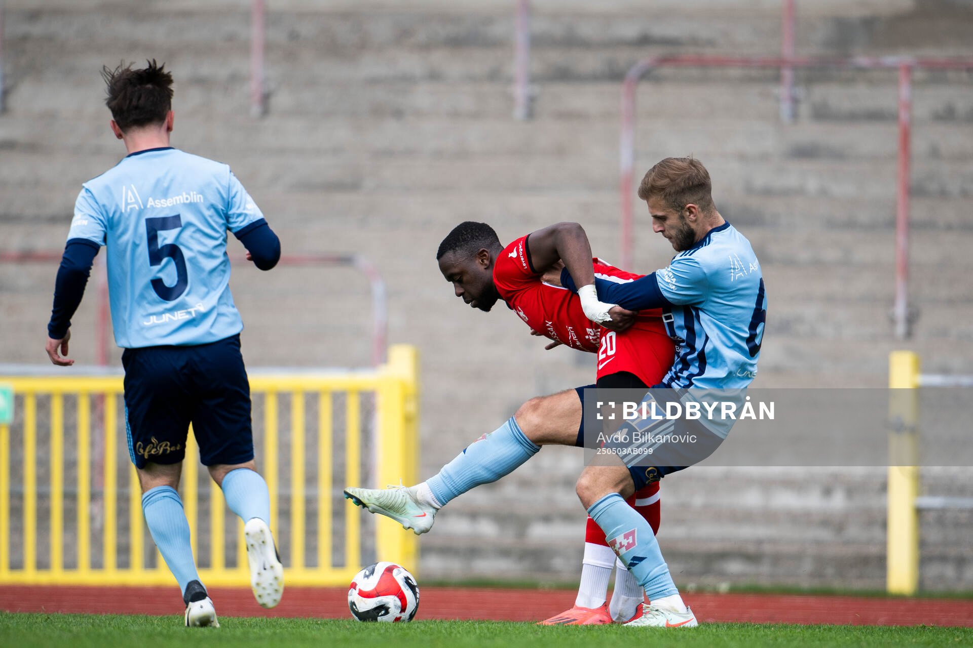 Ariana FCs Pascal Simba och Husqvarna FFs Alex Petrovic under fotbollsmatchen i Ettan södra mellan Ariana FC och Husqvarna FF den 3 maj 2025 i Malmö.