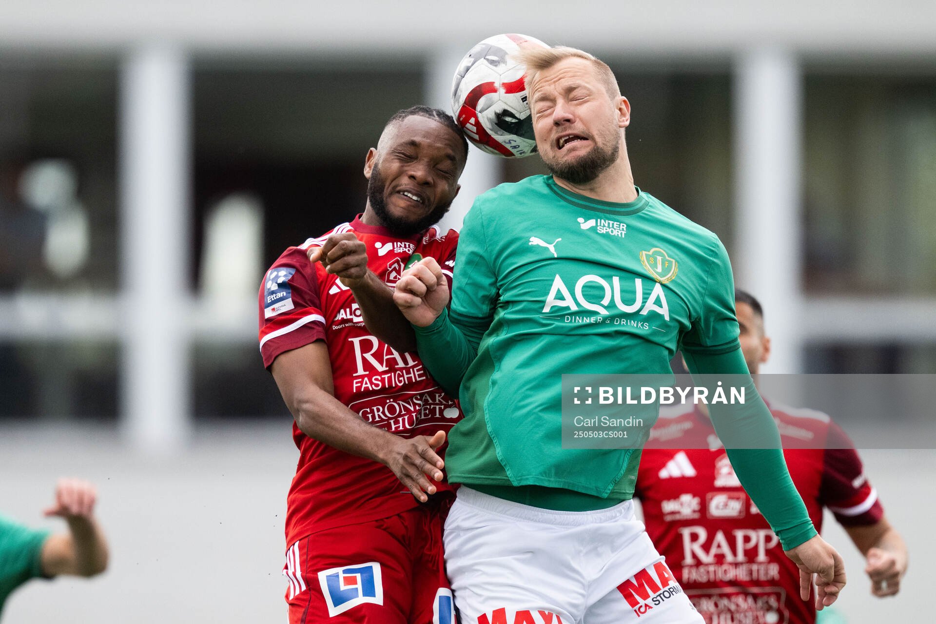 Skövde AIKs Enock Kwakwa och Jönköpings Södras Sebastian Crona under fotbollsmatchen i Ettan södra mellan Skövde AIK och Jönköpings Södra den 3 maj 2025 i Skövde.