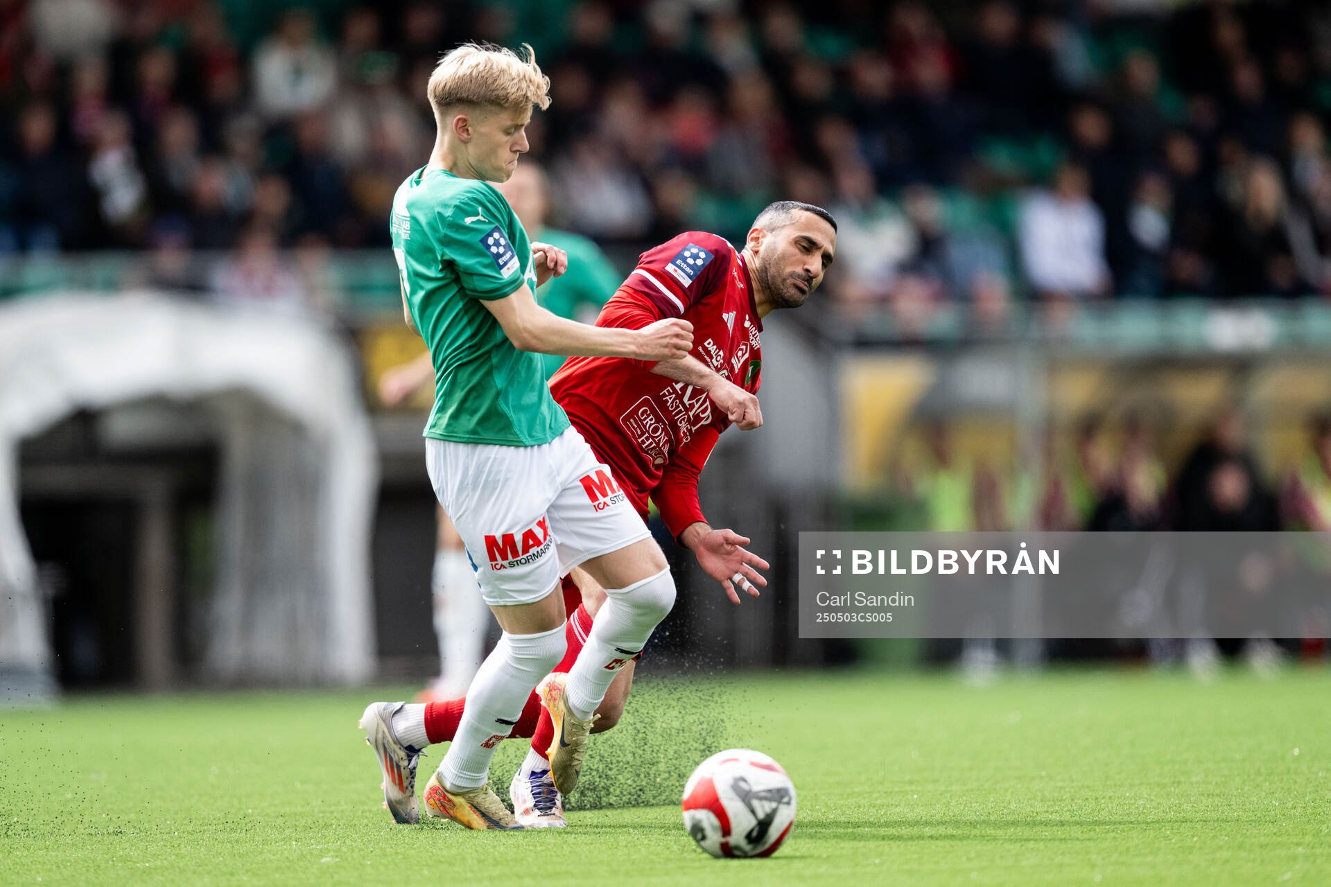 Jönköpings Södras Isak Ellbring och Skövde AIKs Sargon Abraham under fotbollsmatchen i Ettan södra mellan Skövde AIK och Jönköpings Södra den 3 maj 2025 i Skövde.
