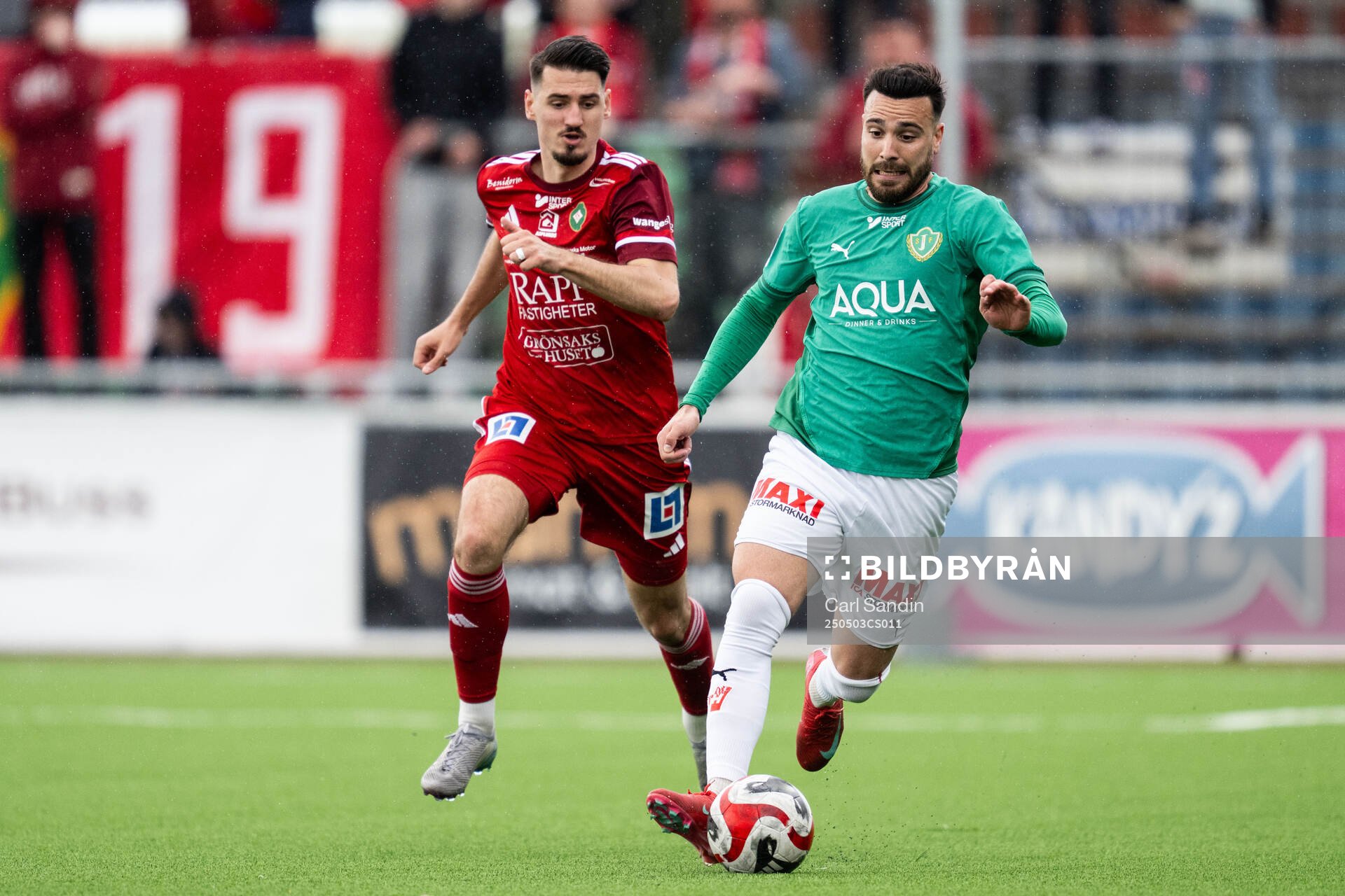 Skövde AIKs Aldin Basic och Jönköpings Södras Dzenis Kozica under fotbollsmatchen i Ettan södra mellan Skövde AIK och Jönköpings Södra den 3 maj 2025 i Skövde.