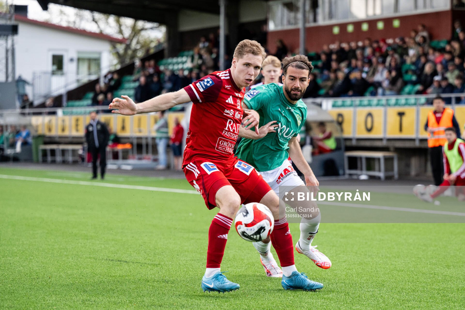 Skövde AIKs Samuel Sörman och Jönköpings Södras Anmar Kiwarkis under fotbollsmatchen i Ettan södra mellan Skövde AIK och Jönköpings Södra den 3 maj 2025 i Skövde.