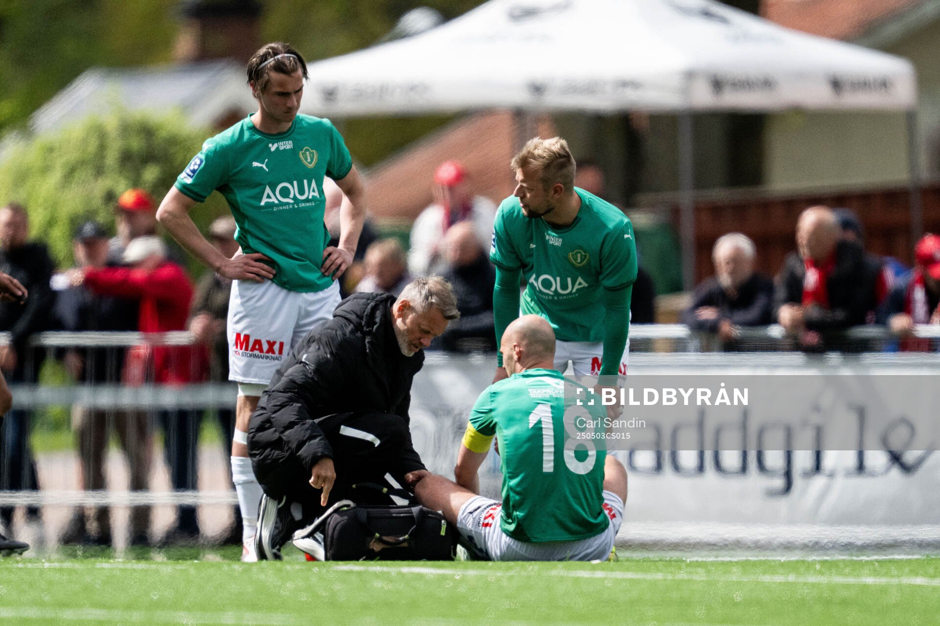 Jönköpings Södras Jonathan Drott har ont under fotbollsmatchen i Ettan södra mellan Skövde AIK och Jönköpings Södra den 3 maj 2025 i Skövde.