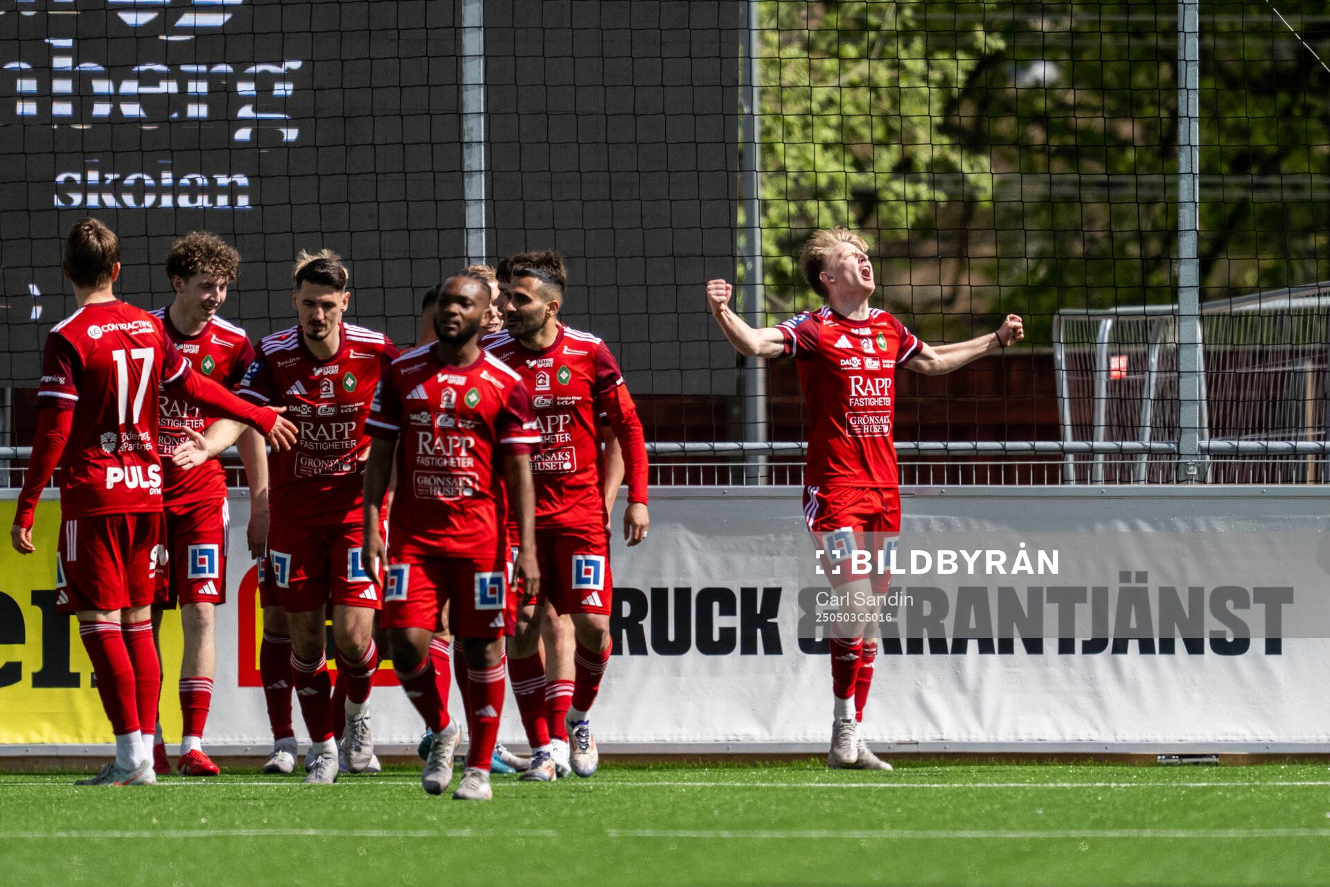 Skövde AIKs Elias Nordström jublar efter 1-0 under fotbollsmatchen i Ettan södra mellan Skövde AIK och Jönköpings Södra den 3 maj 2025 i Skövde.
