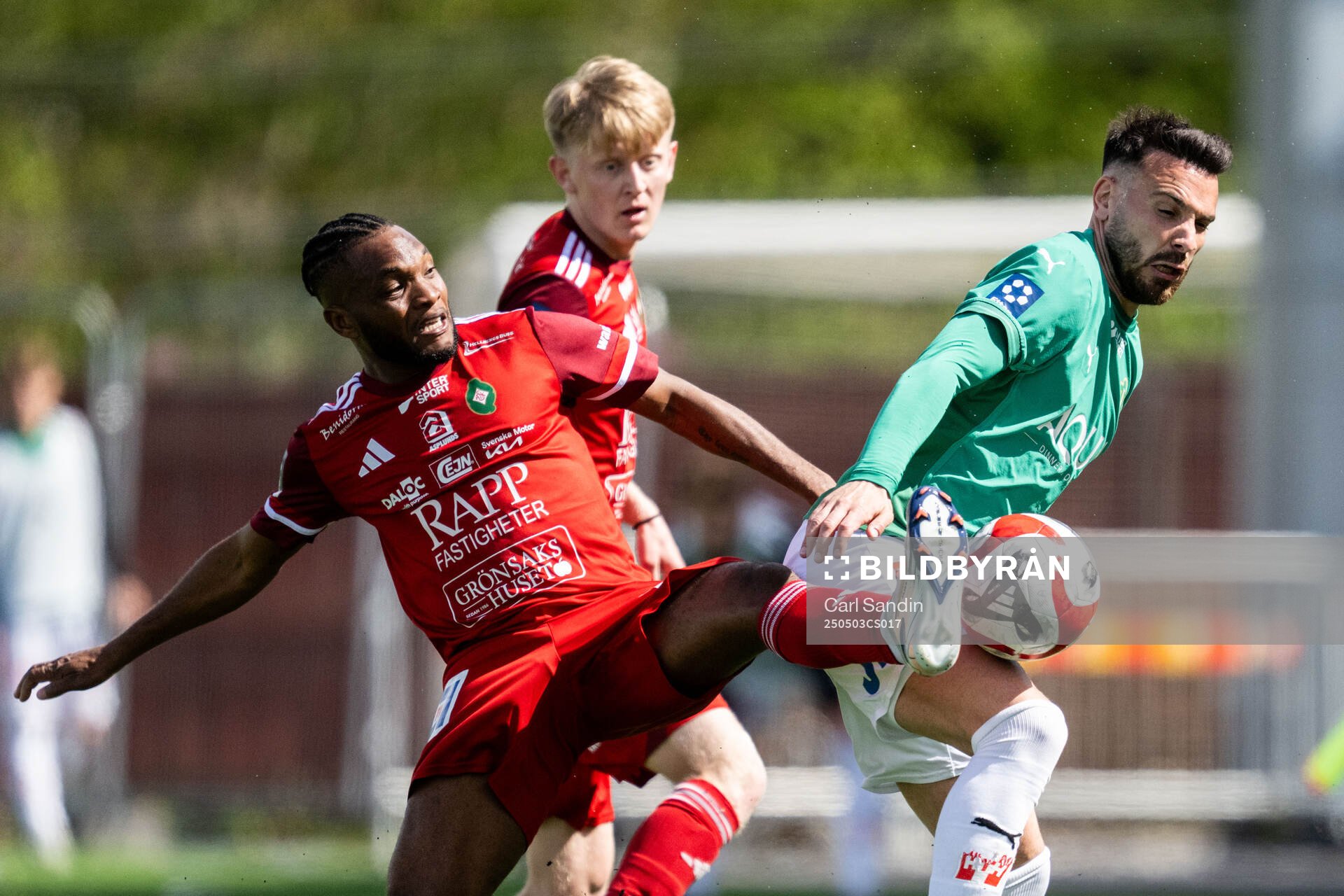 Skövde AIKs Enock Kwakwa och Jönköpings Södras Dzenis Kozica under fotbollsmatchen i Ettan södra mellan Skövde AIK och Jönköpings Södra den 3 maj 2025 i Skövde.