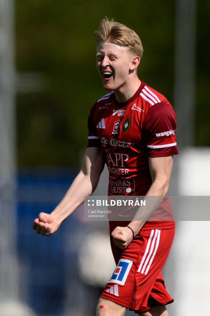Skövde AIKs Elias Nordström jublar efter fotbollsmatchen i Ettan södra mellan Skövde AIK och Jönköpings Södra den 3 maj 2025 i Skövde.